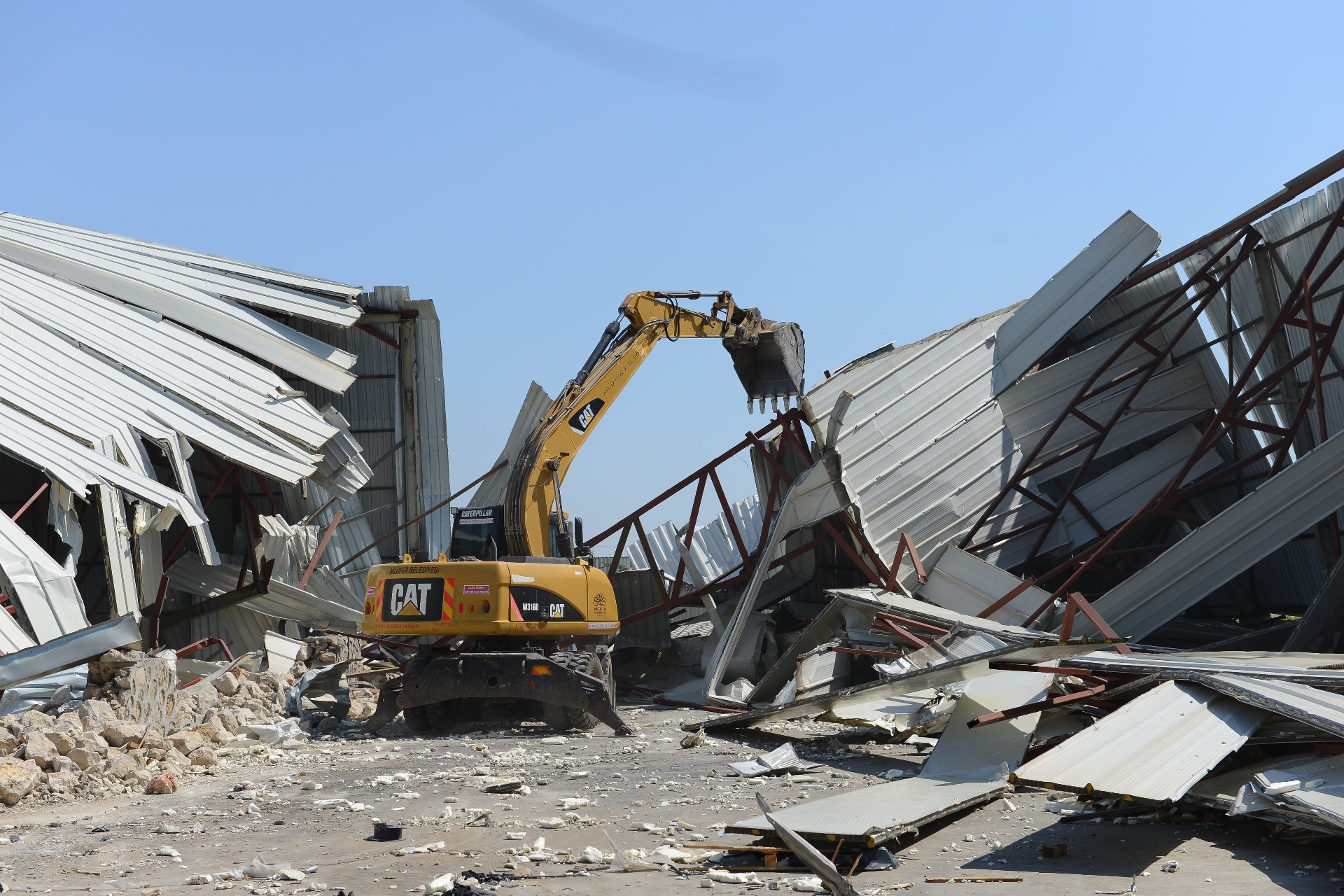 Çalı’da 2 bin 300 metrekarelik kaçak depo yıkıldı