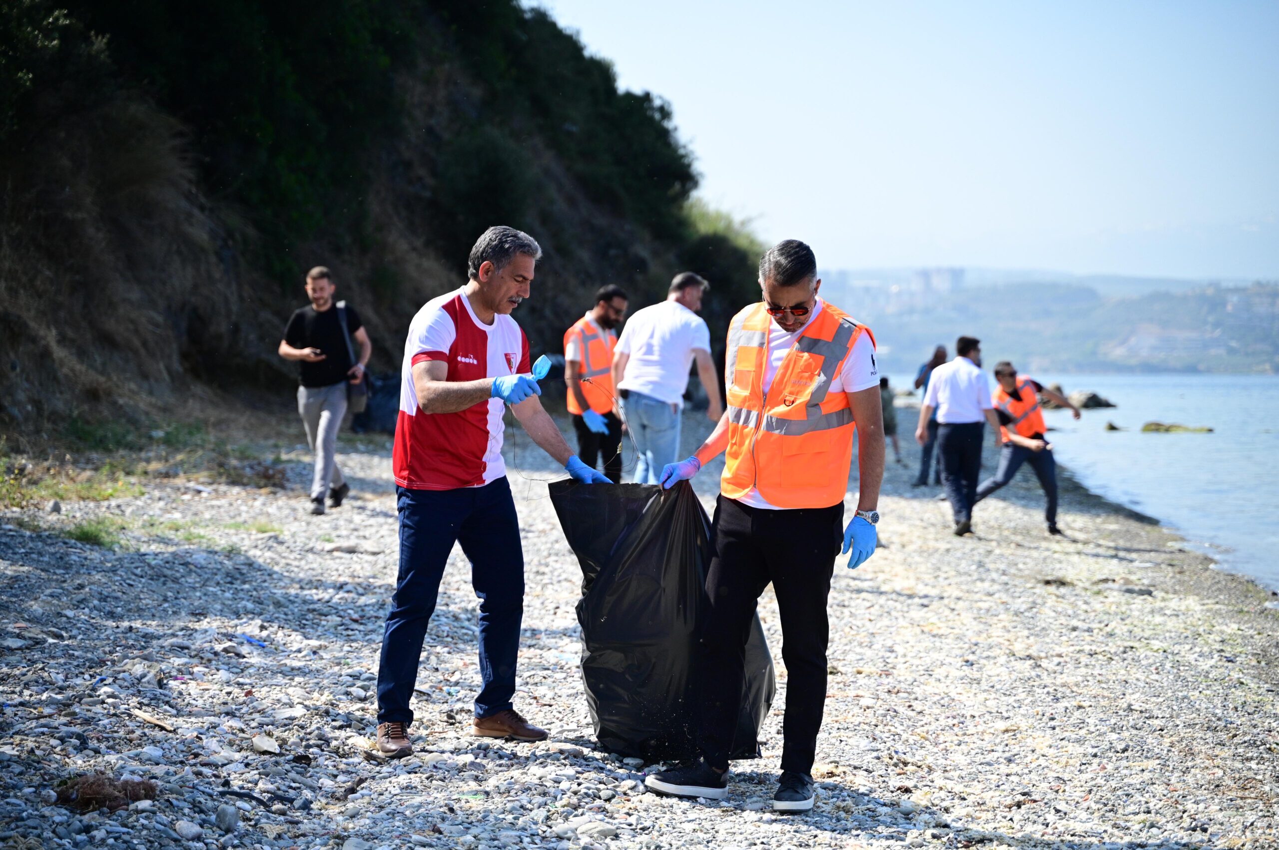 Gemlik'in Yeni Sahil Yolu Birlikte Temizlendi