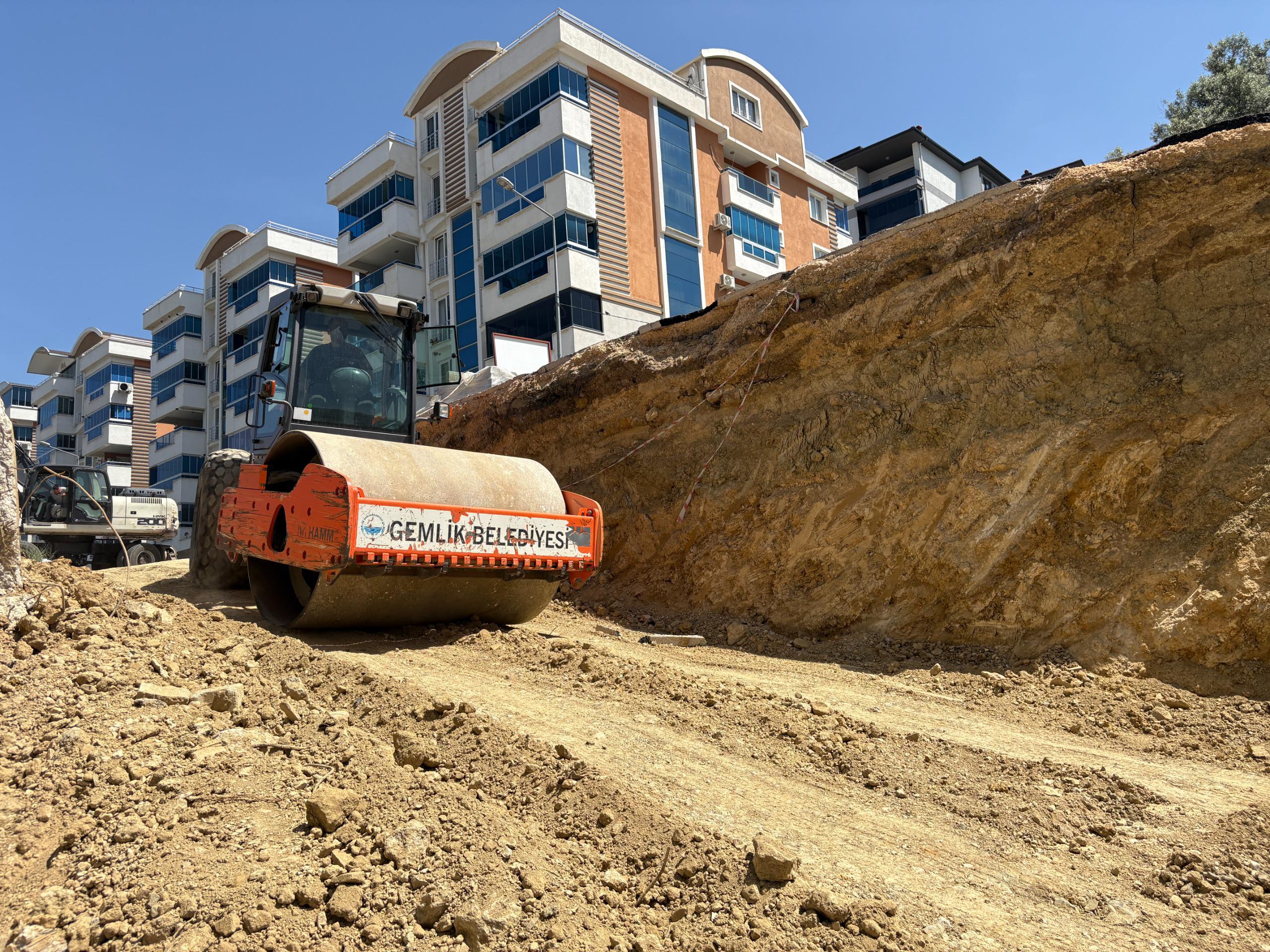 Gemlik’te Yol Açma Çalışmaları Hız Kesmeden Sürüyor