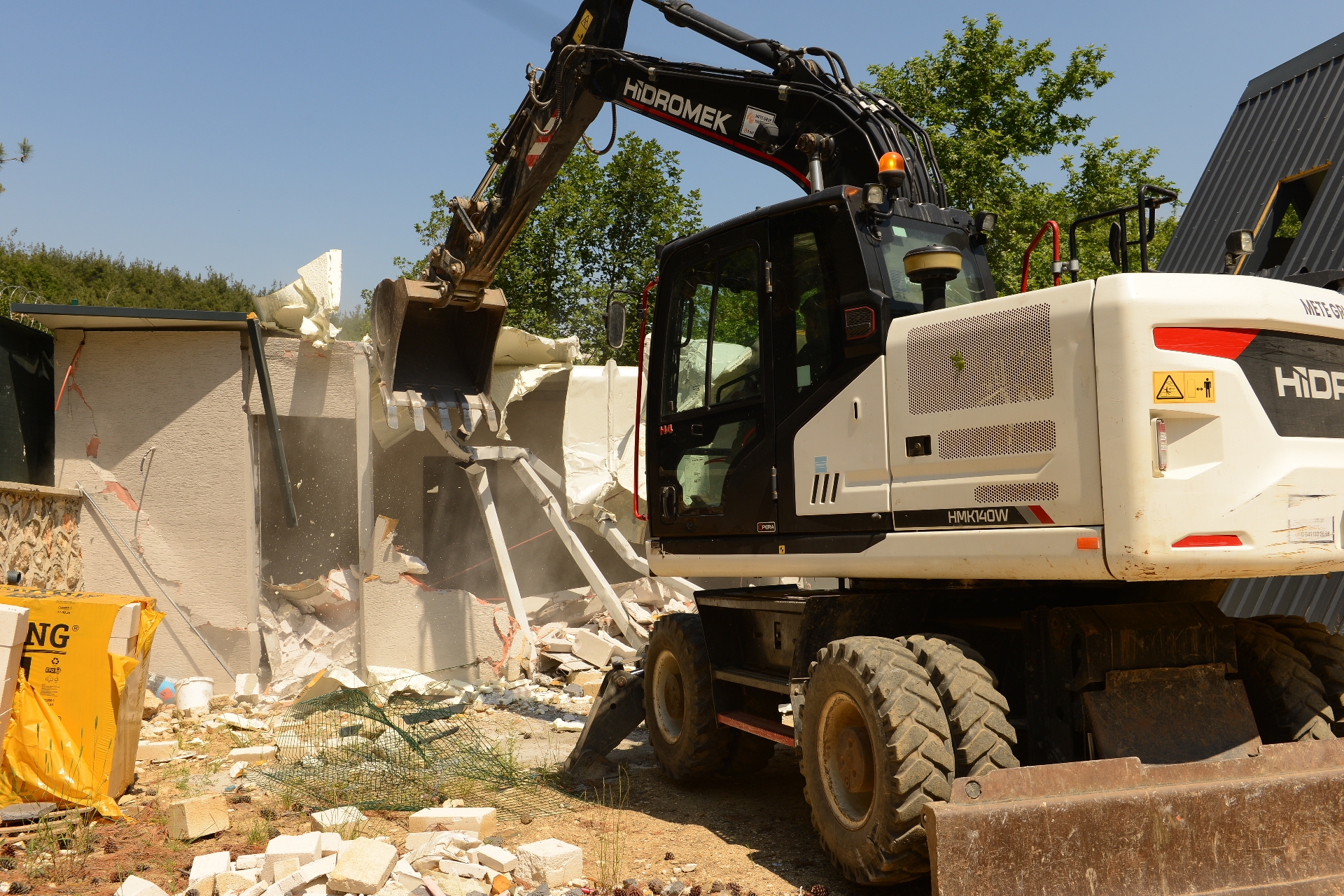 Hasanağa’da kaçak villalar yıkıldı