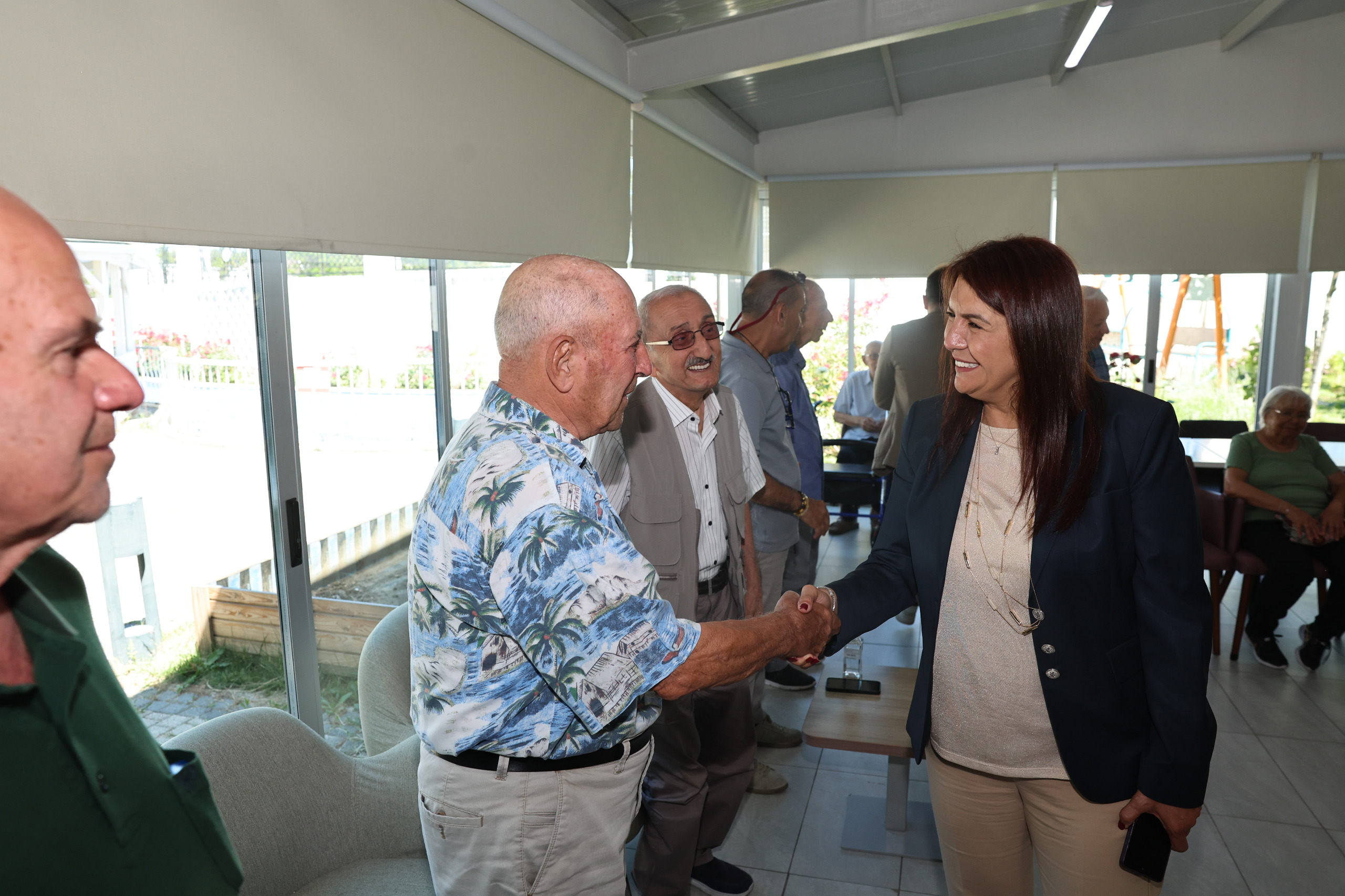 Huzurevi sakinlerine bayram ziyareti