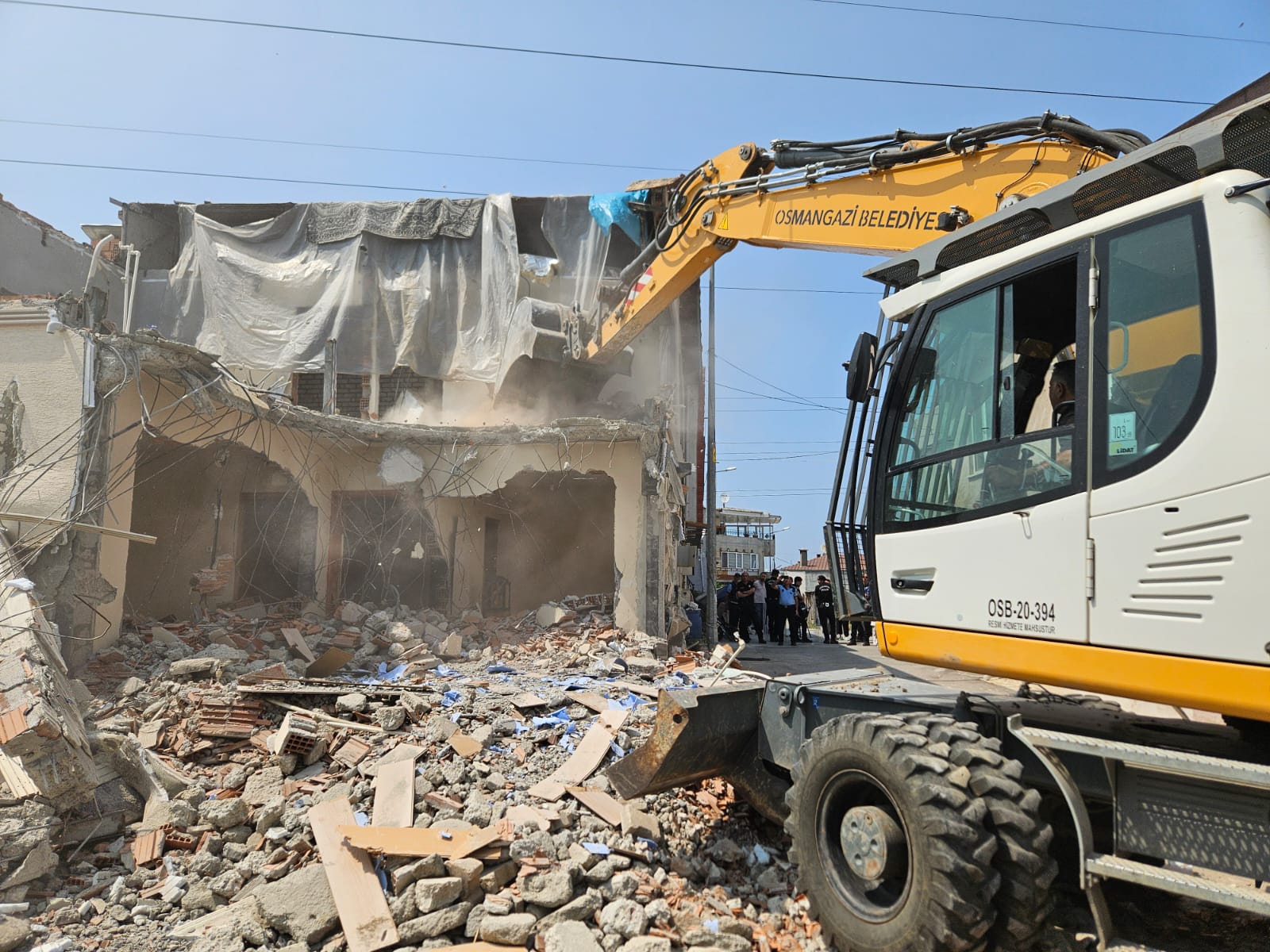 İki katlı kaçak bina yıkıldı