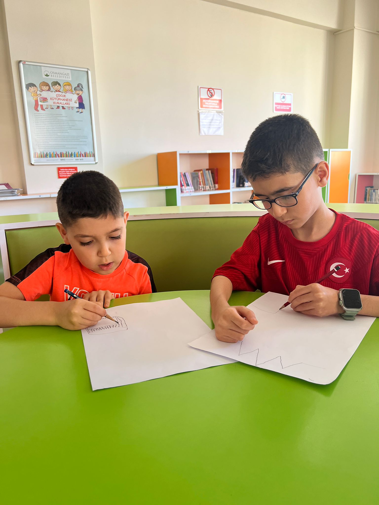 Minik eller renkli hayaller çizdi