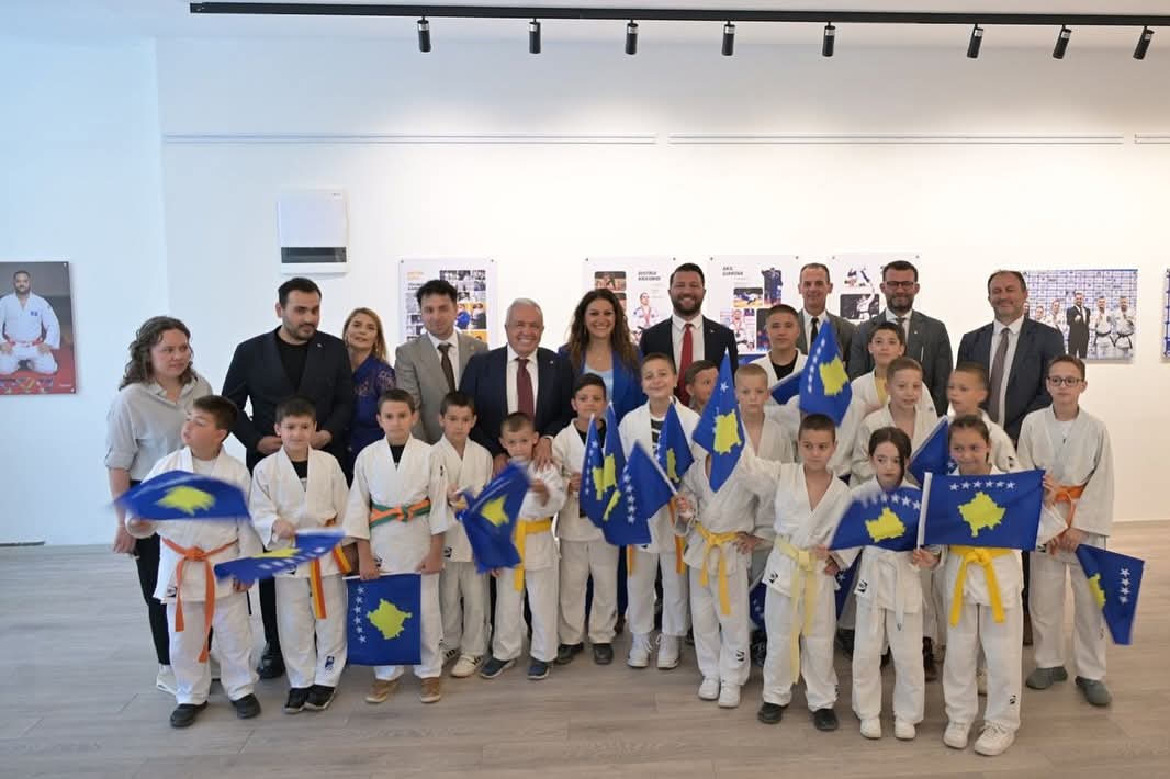 Başkan Şadi Özdemir Peja’nın Kurtuluş Günü törenlerine katıldı