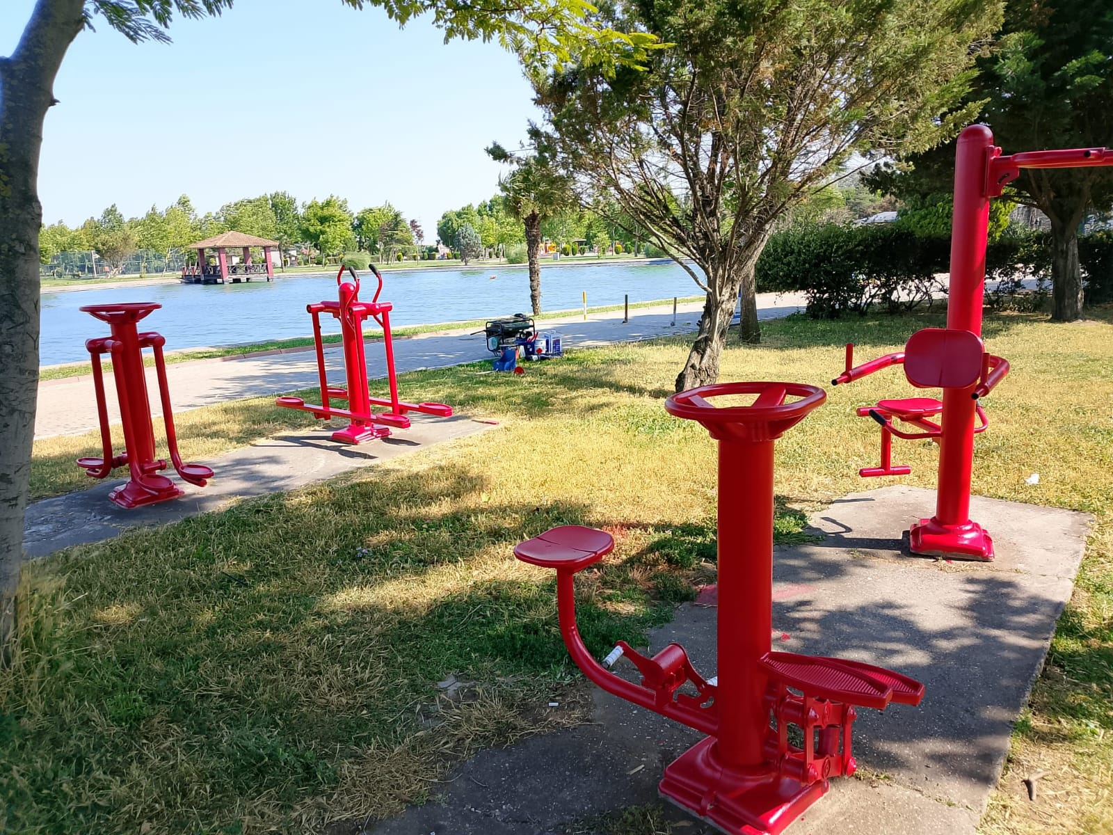 Karacabey’de parklar güzelleşiyor, spor aletleri yenileniyor