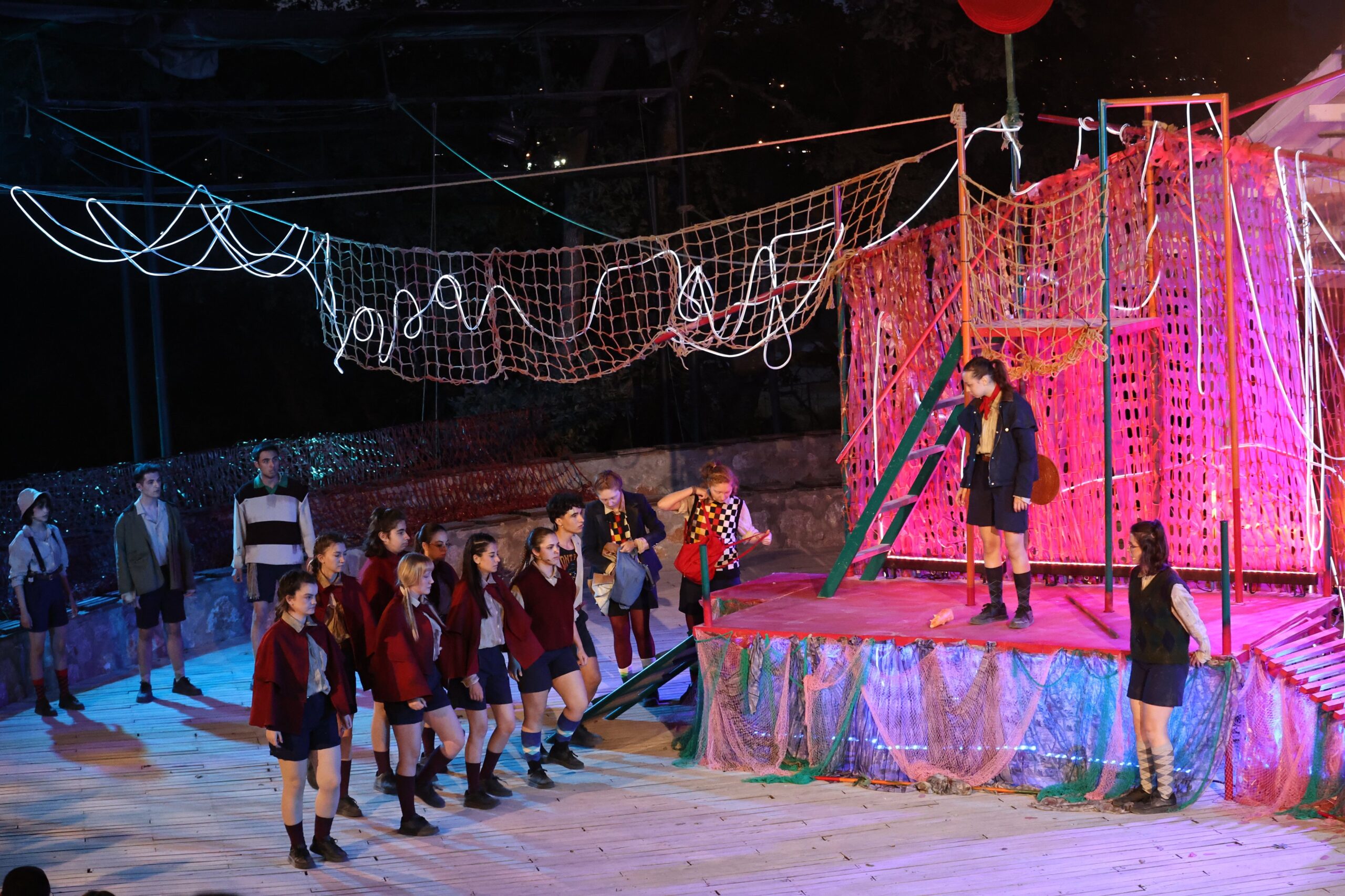 “Sineklerin Tanrısı” prömiyerini yaptı