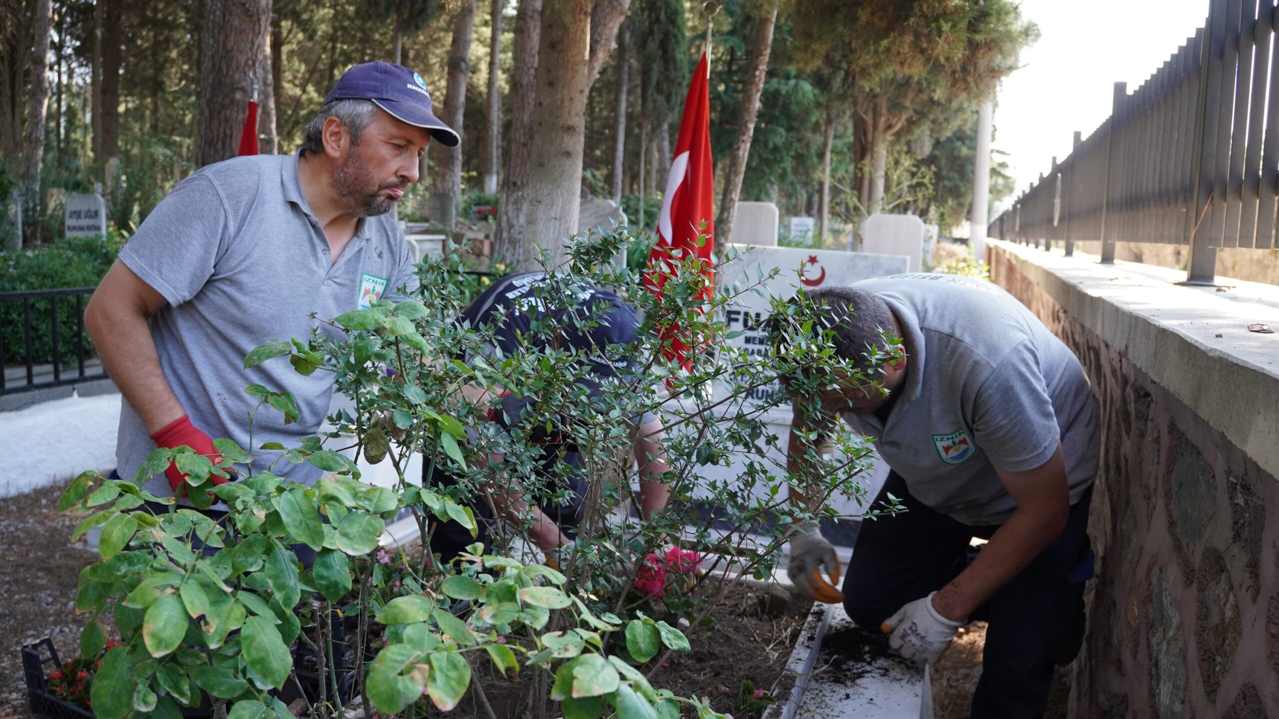 Bayram Öncesi İznik’te Mezarlıklar Çiçek Açıyor