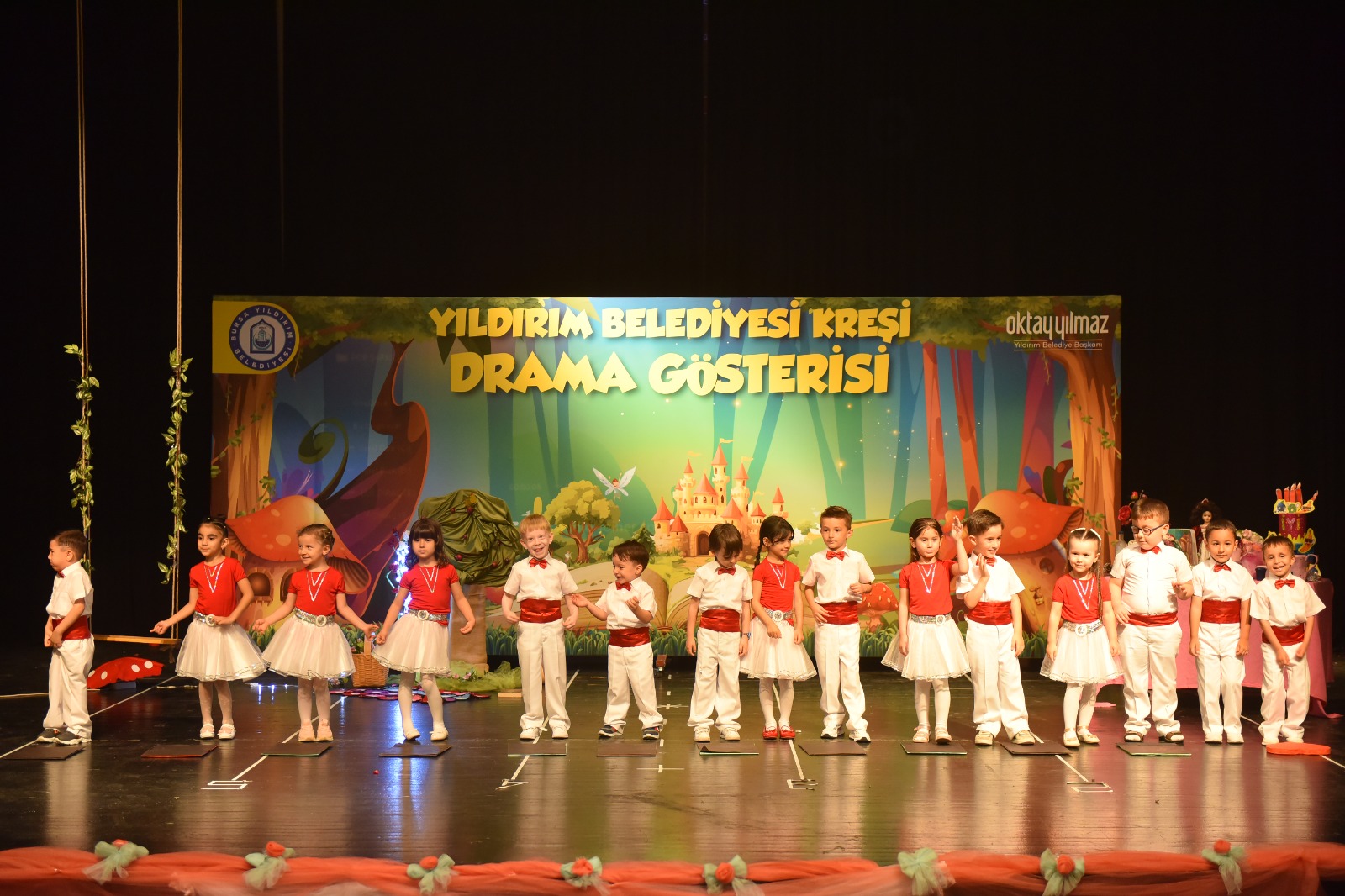 YILDIRIMLI MİNİKLERİN MEZUNİYET SEVİNCİ