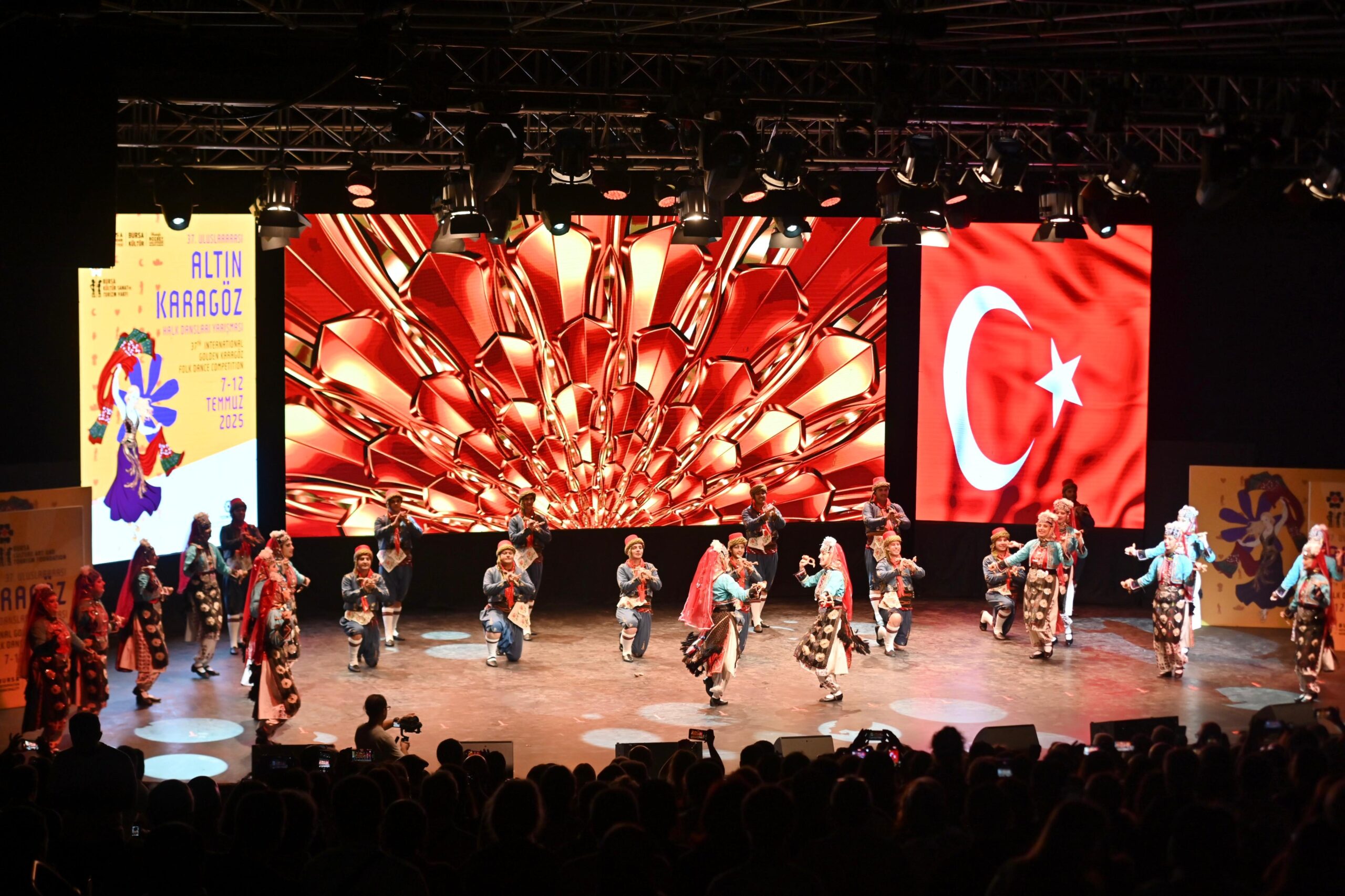 Altın Karagöz Halk Dansları heyecanı Bursa’yı sardı