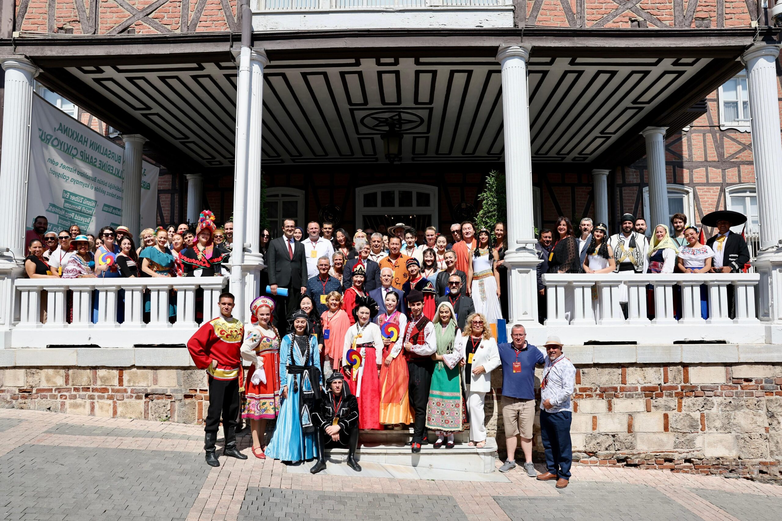 Altın Karagöz dans ekiplerinden Başkan Bozbey’e ziyaret