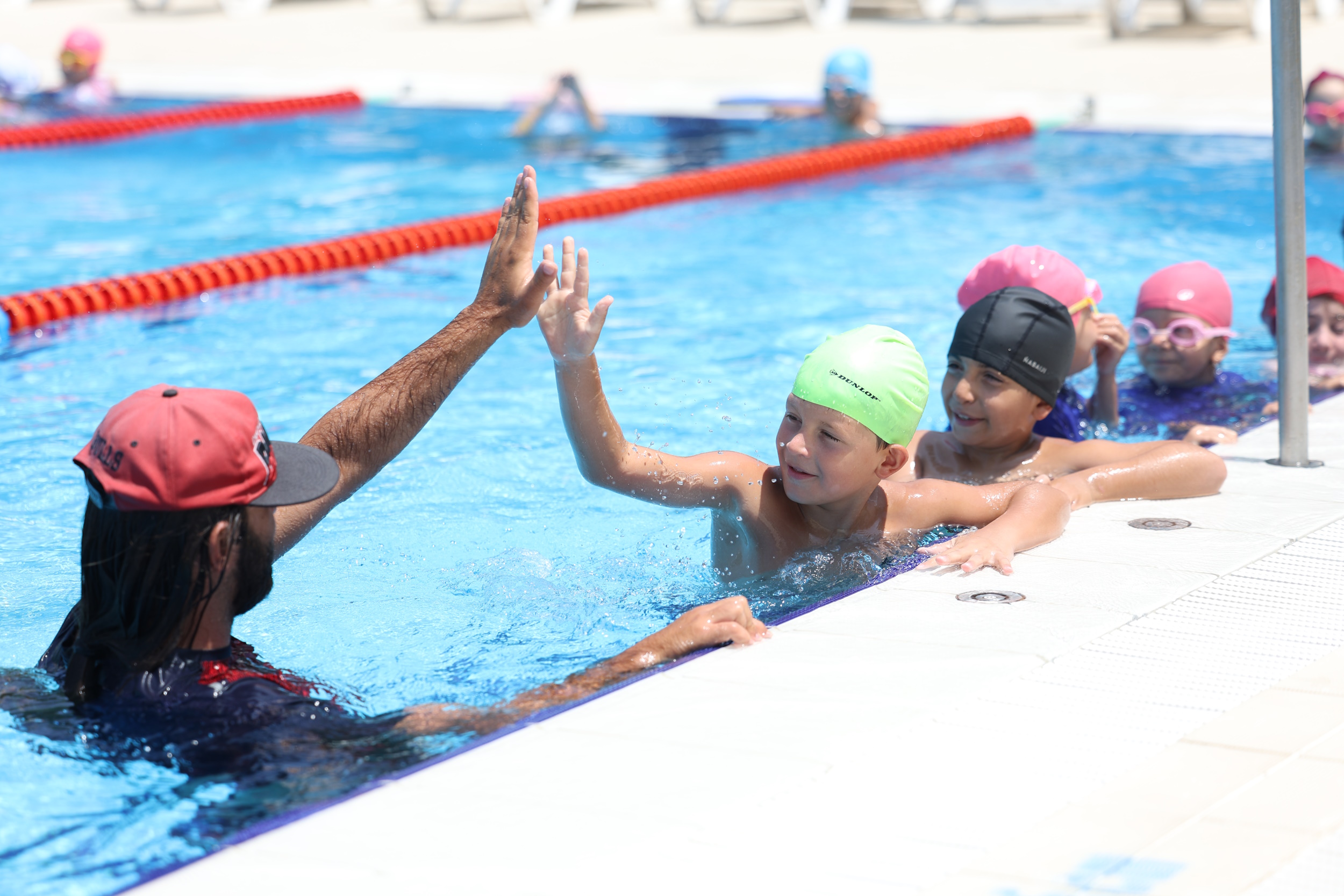 Büyükşehir Yaz Okulları’nda minik yüzücülerin sertifika heyecanı