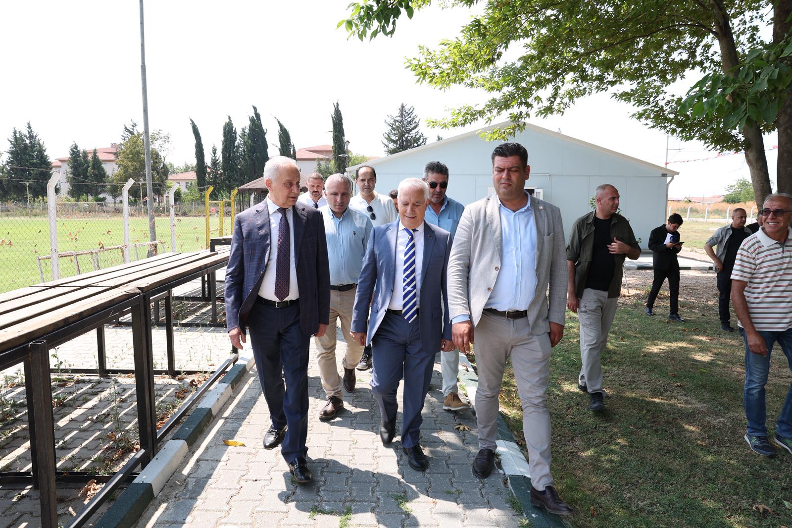 Büyükşehir, Mustafakemalpaşa İlçe Stadı’nı sil baştan yeniledi