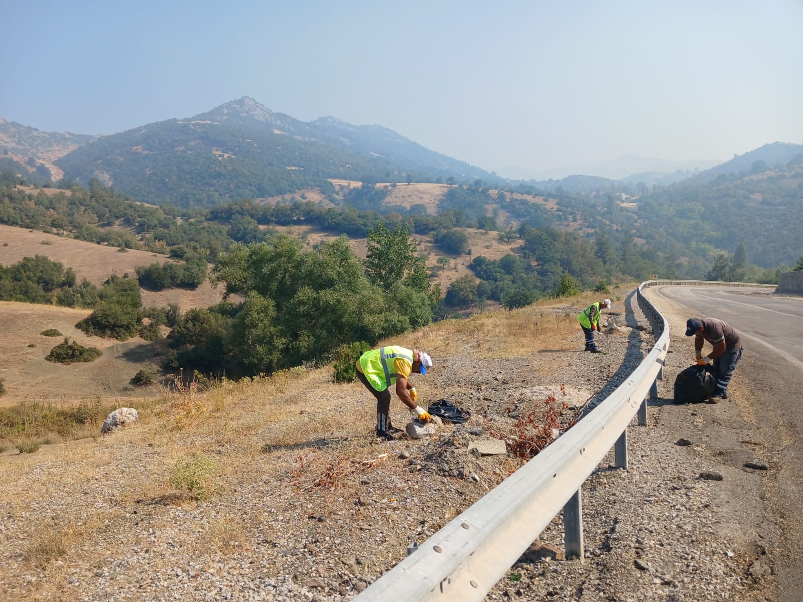 Büyükşehir’den yangın bölgelerinde çevre temizliği