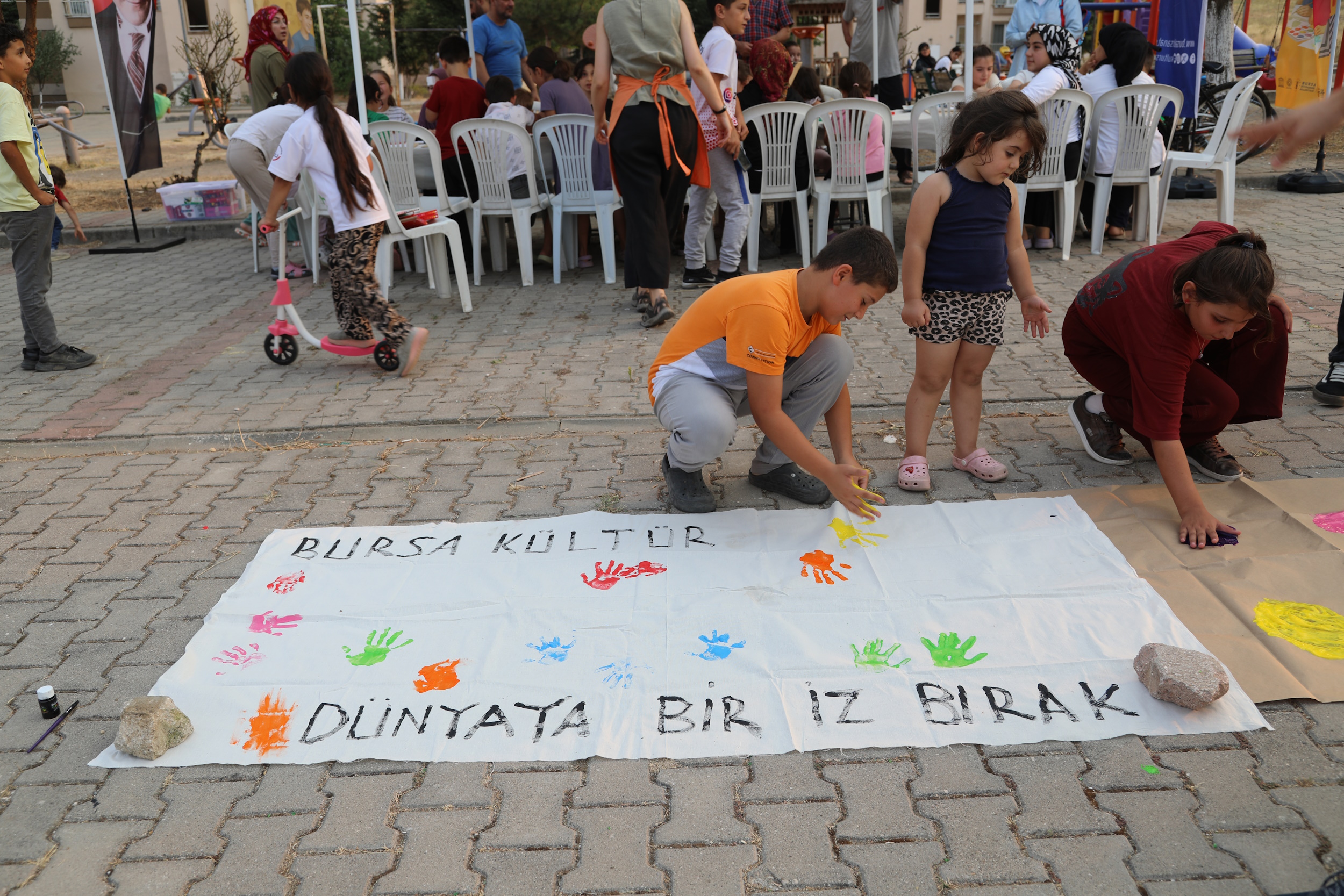 Çocukları gülümsetiyor, yaraları birlikte sarıyoruz