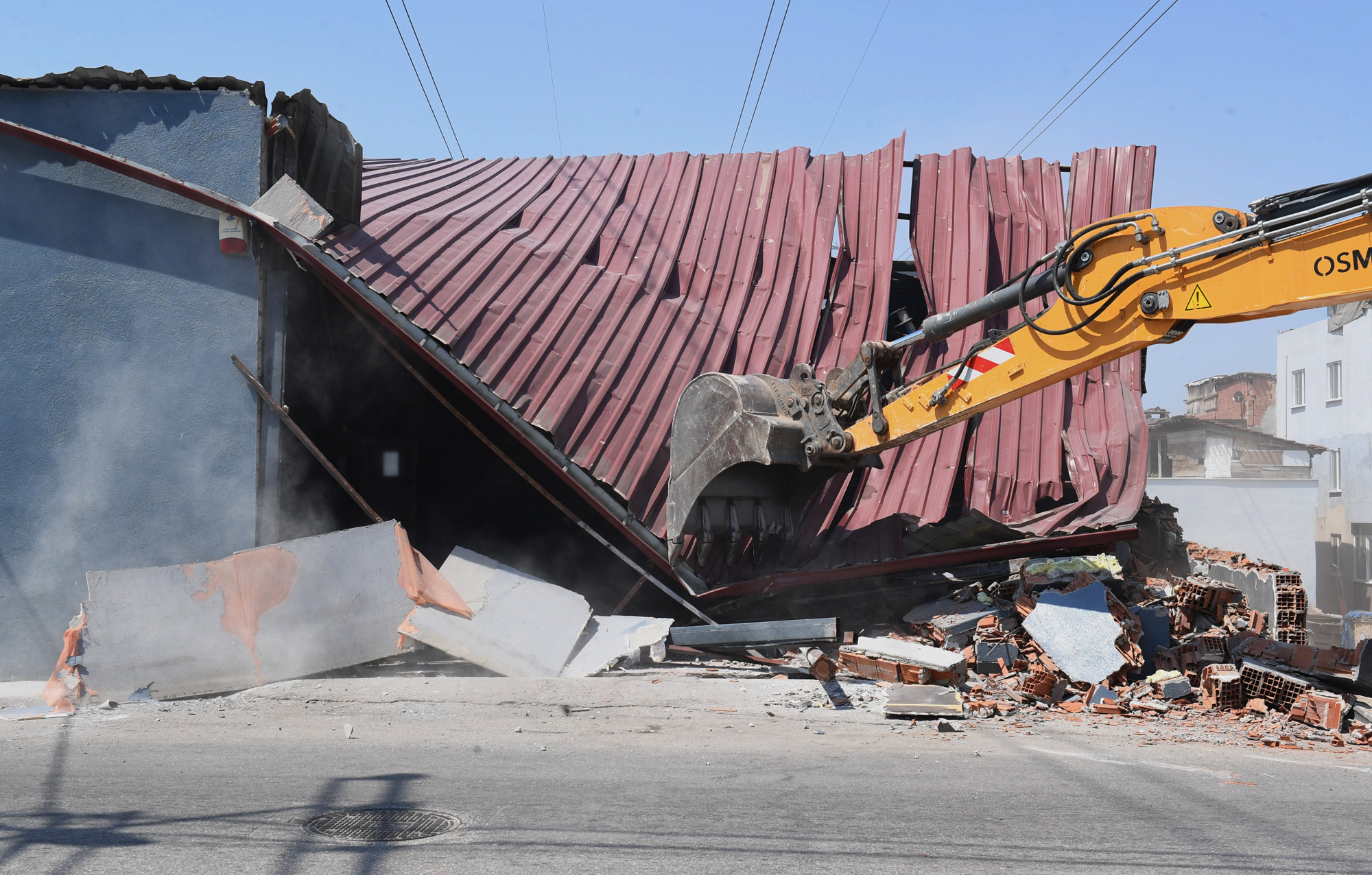Yüksek gerilim hattına yapılan kaçak iş yeri yıkıldı