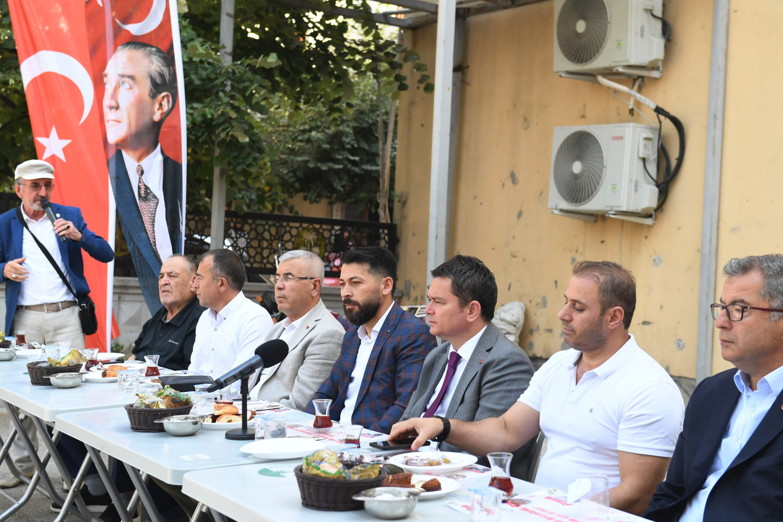 Başkan Aydın halkın dertlerini dinleyerek çözümler üretiyor