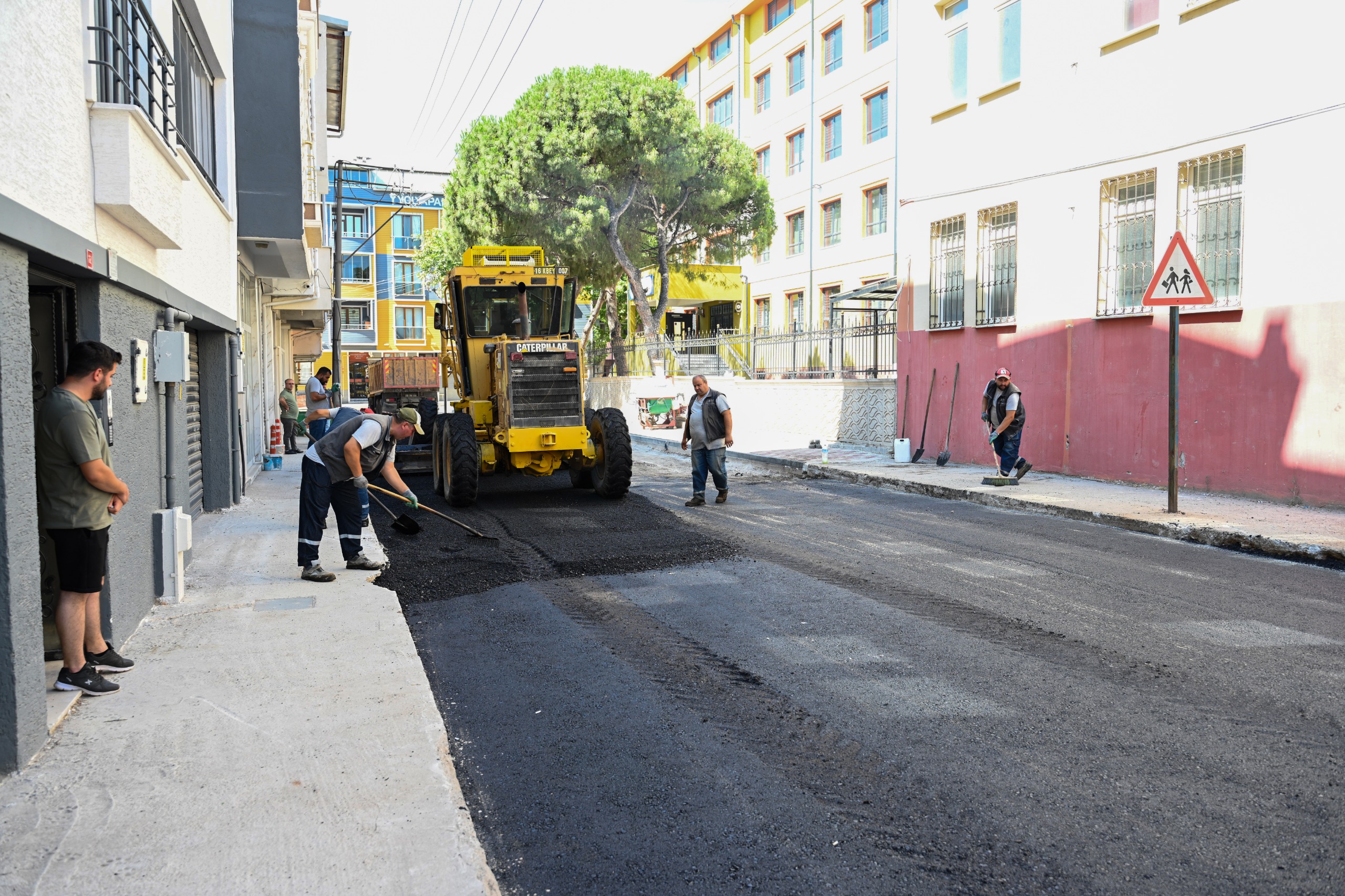 Karacabey’de asfalt seferberliği Selimiye Mahallesi’nden başladı
