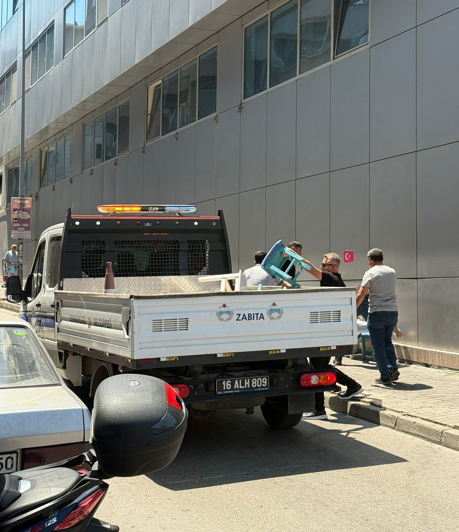 Zabıtadan kaldırım işgaline müdahale