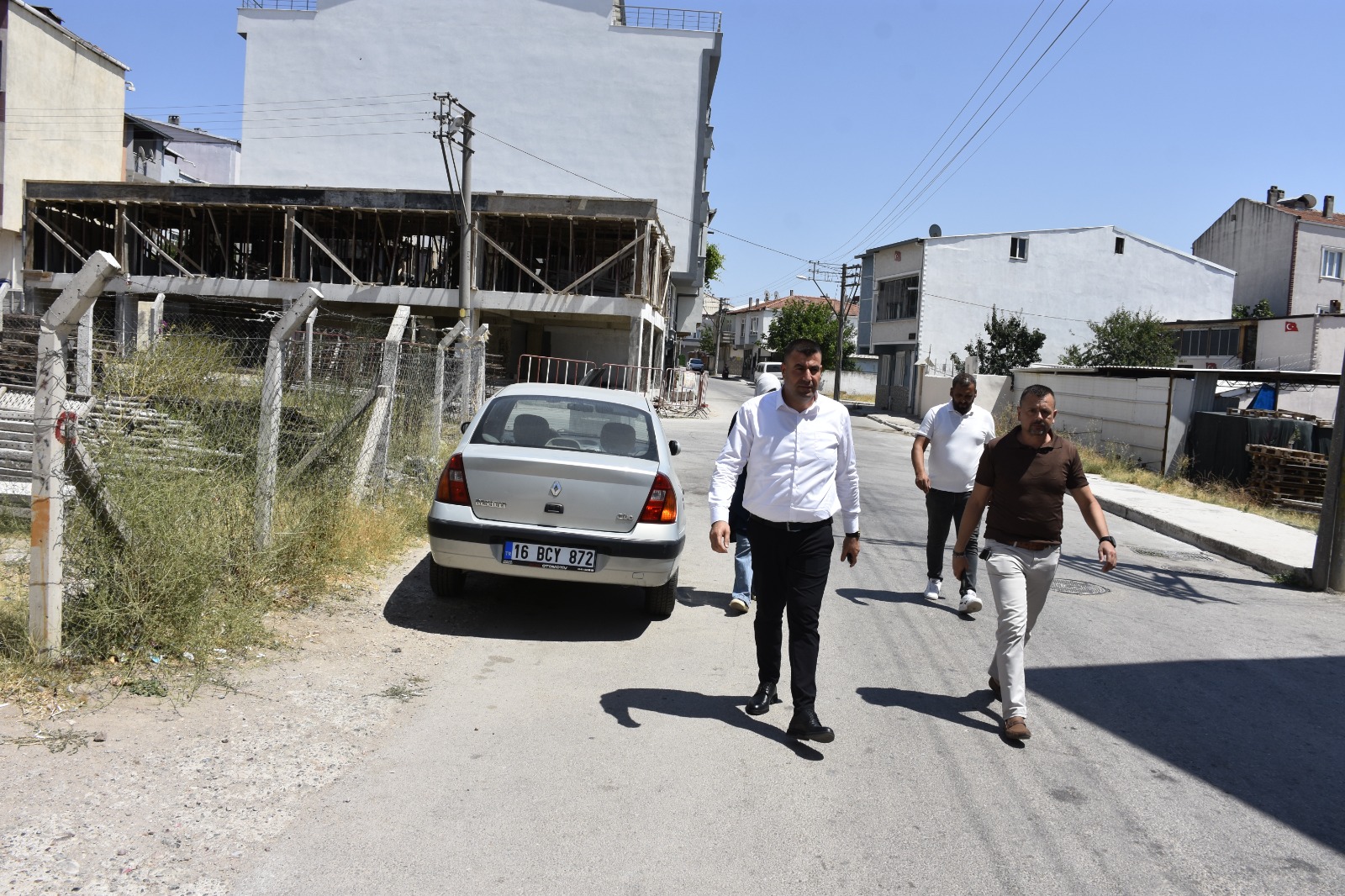 Karacabey Belediyesi mahallelerin sorunlarını yerinde tespit ediyor