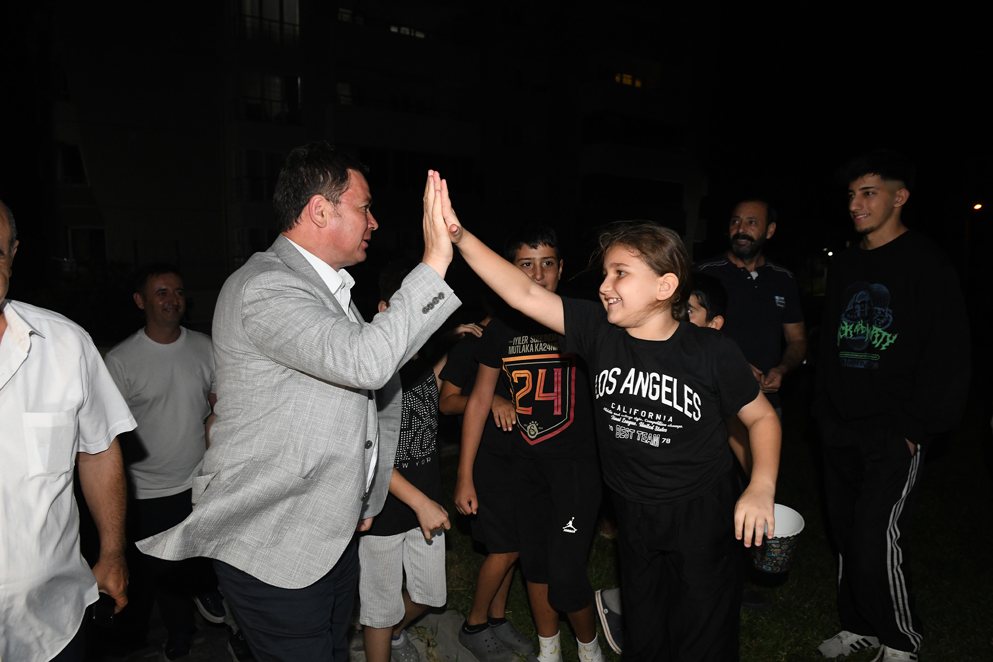 Başkan Aydın, Güneştepe’de çocuklarla açık hava sinemasında buluştu