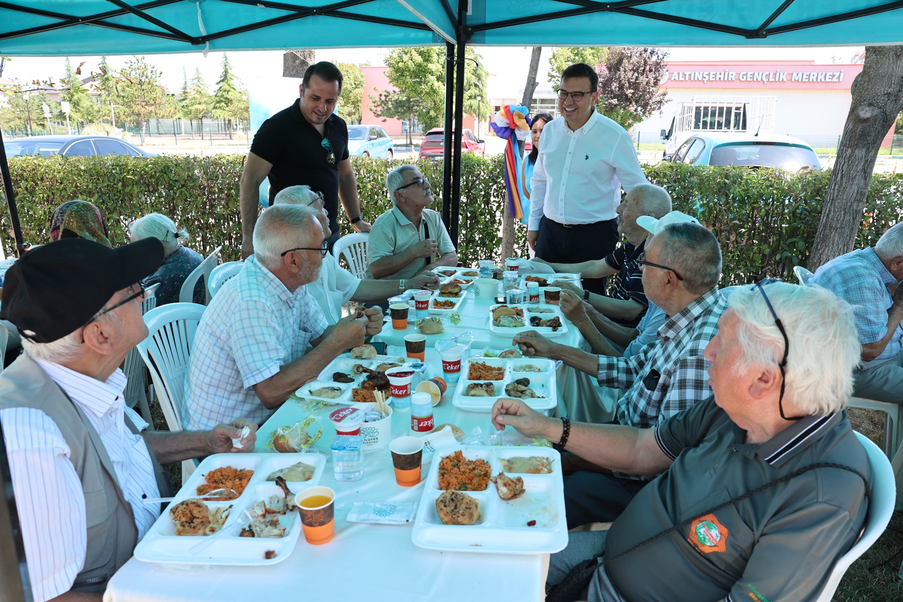 Huzurevi sakinlerinin piknik keyfi