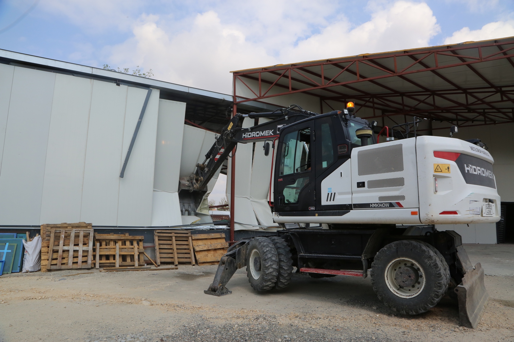 Nilüfer’de kaçak iki iş yeri yıkıldı