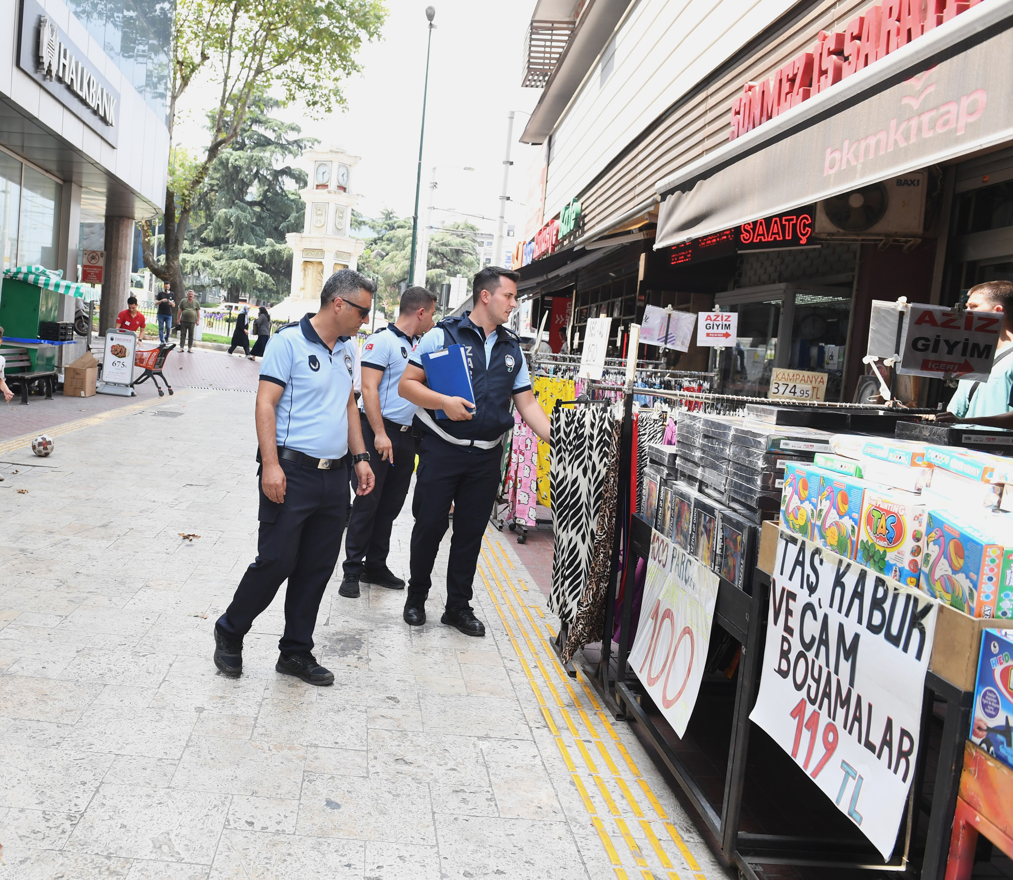 Engelli yolunu kapatanlara ceza yağdı