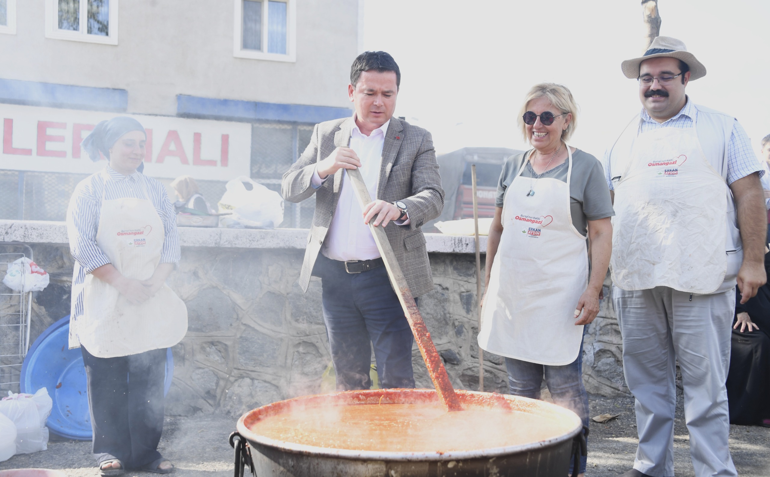 Osmangazi Belediyesi’nden vatandaşlara salça desteği