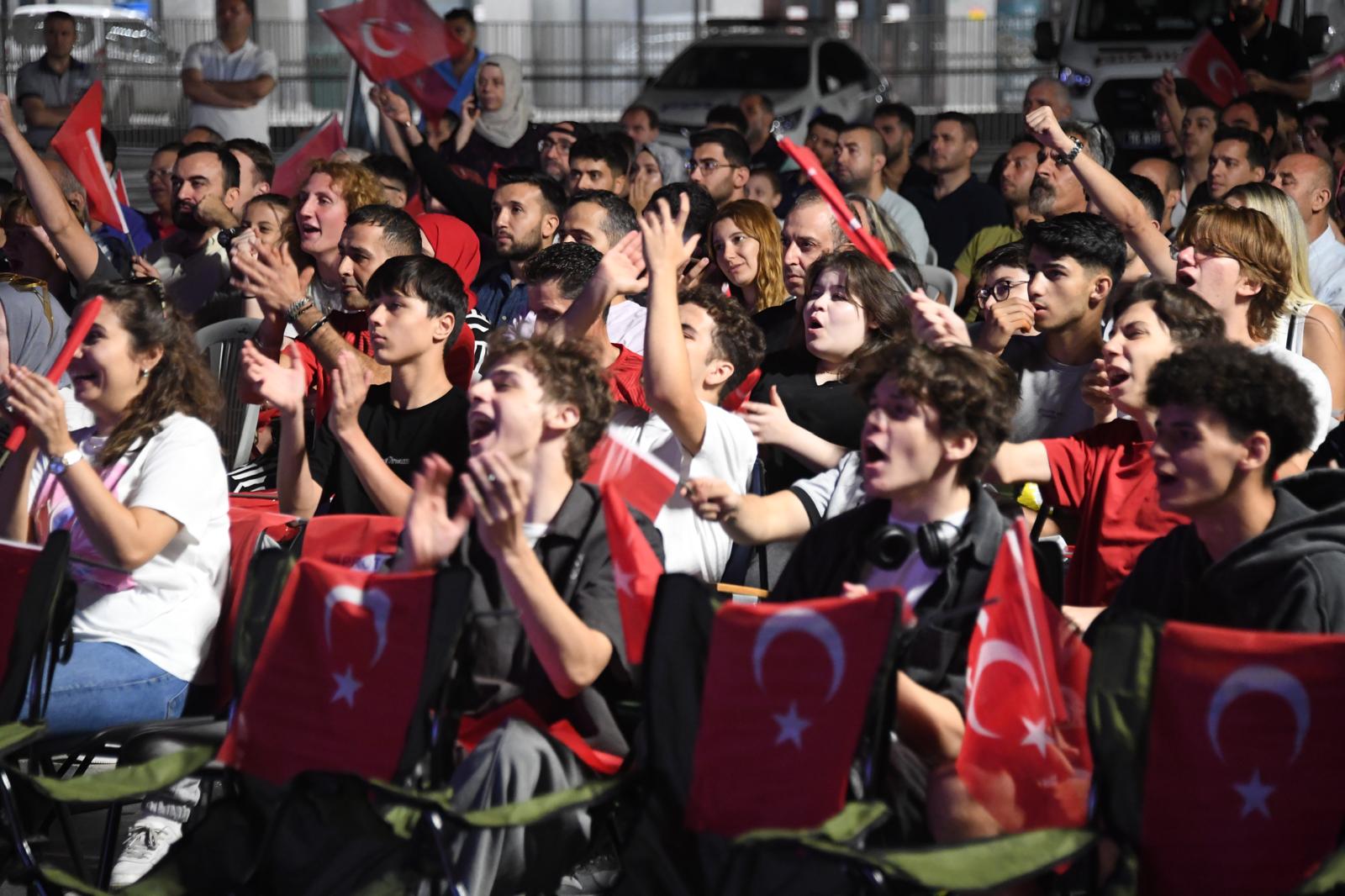 Milli heyecan Osmangazi Meydanı’nda yaşandı