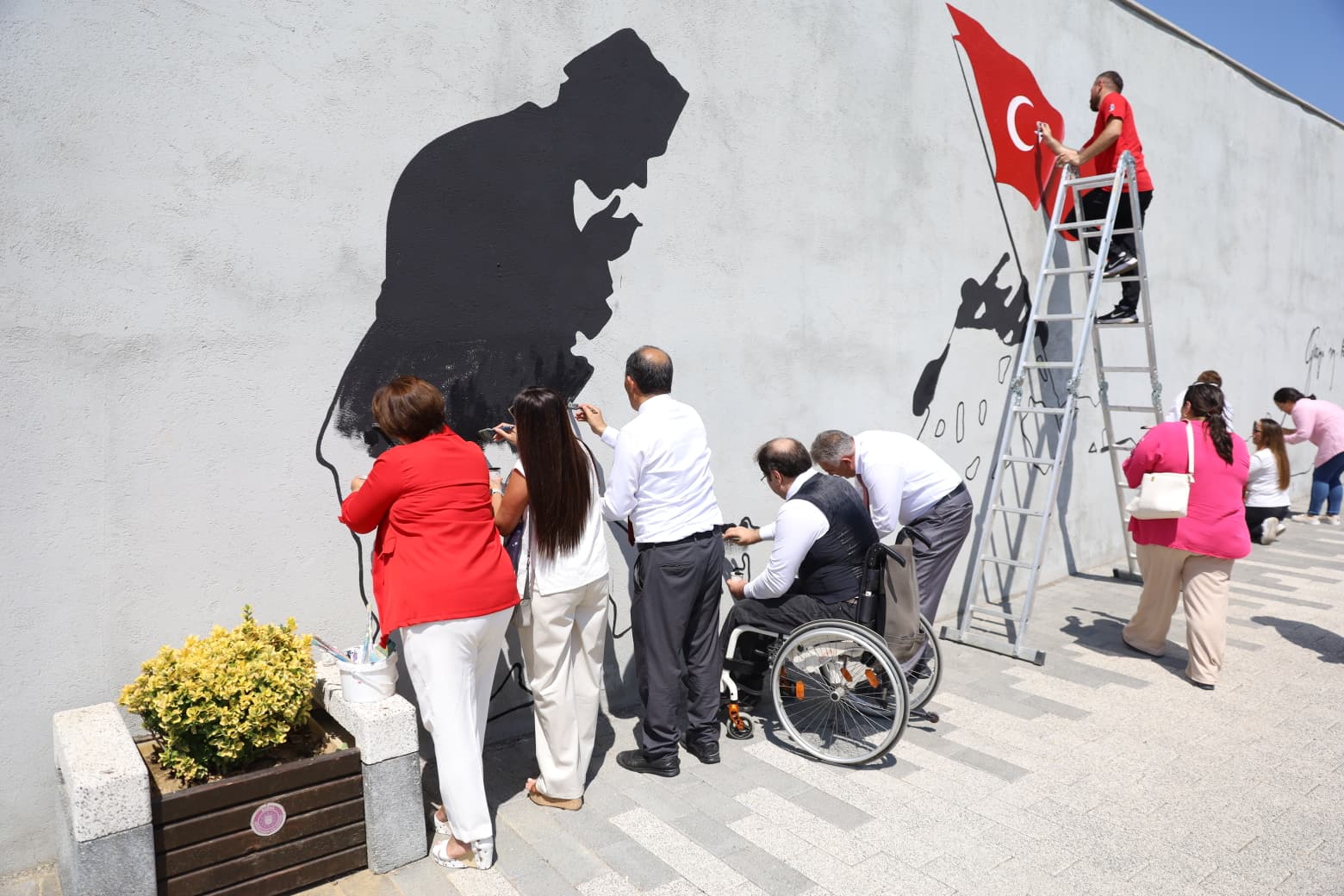 Zafer ruhu, Şehitlik Abidesi duvarlarına yansıtıldı