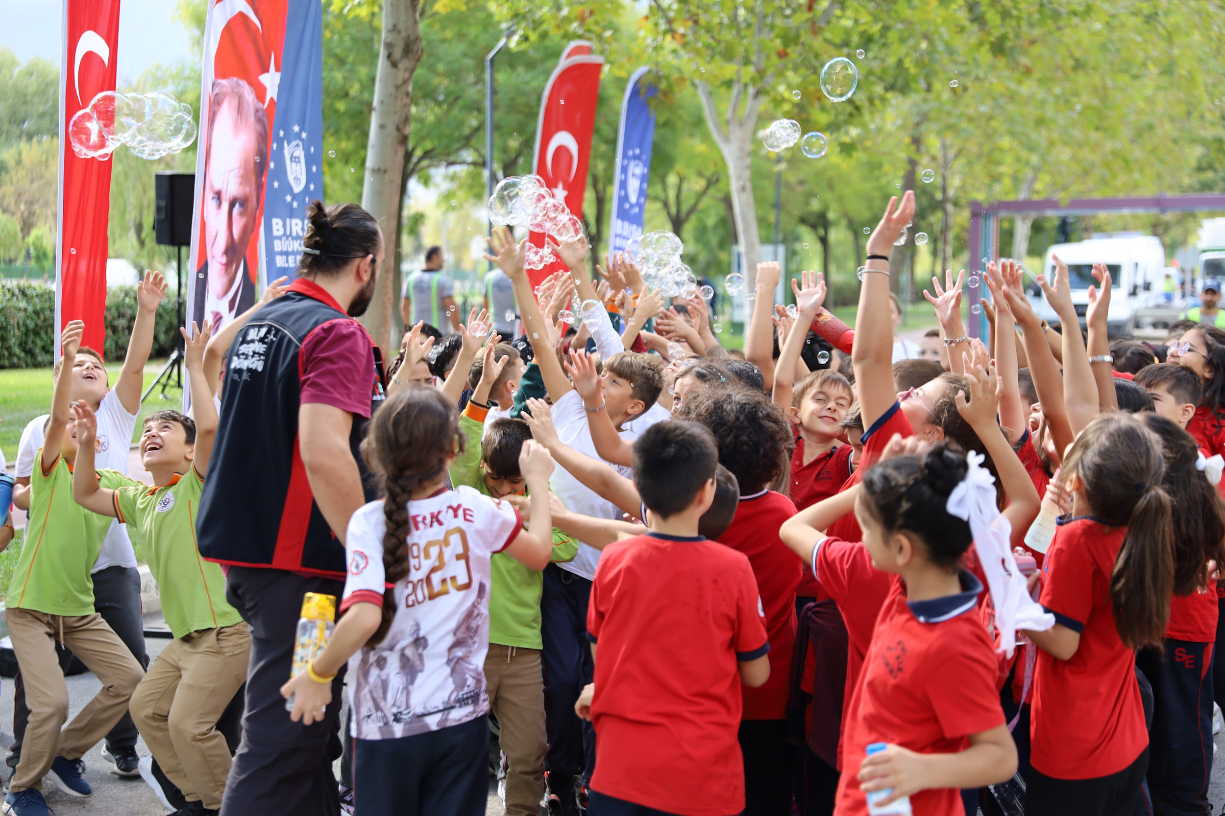 Çocuklar, bisikletle hem eğlendi hem öğrendi