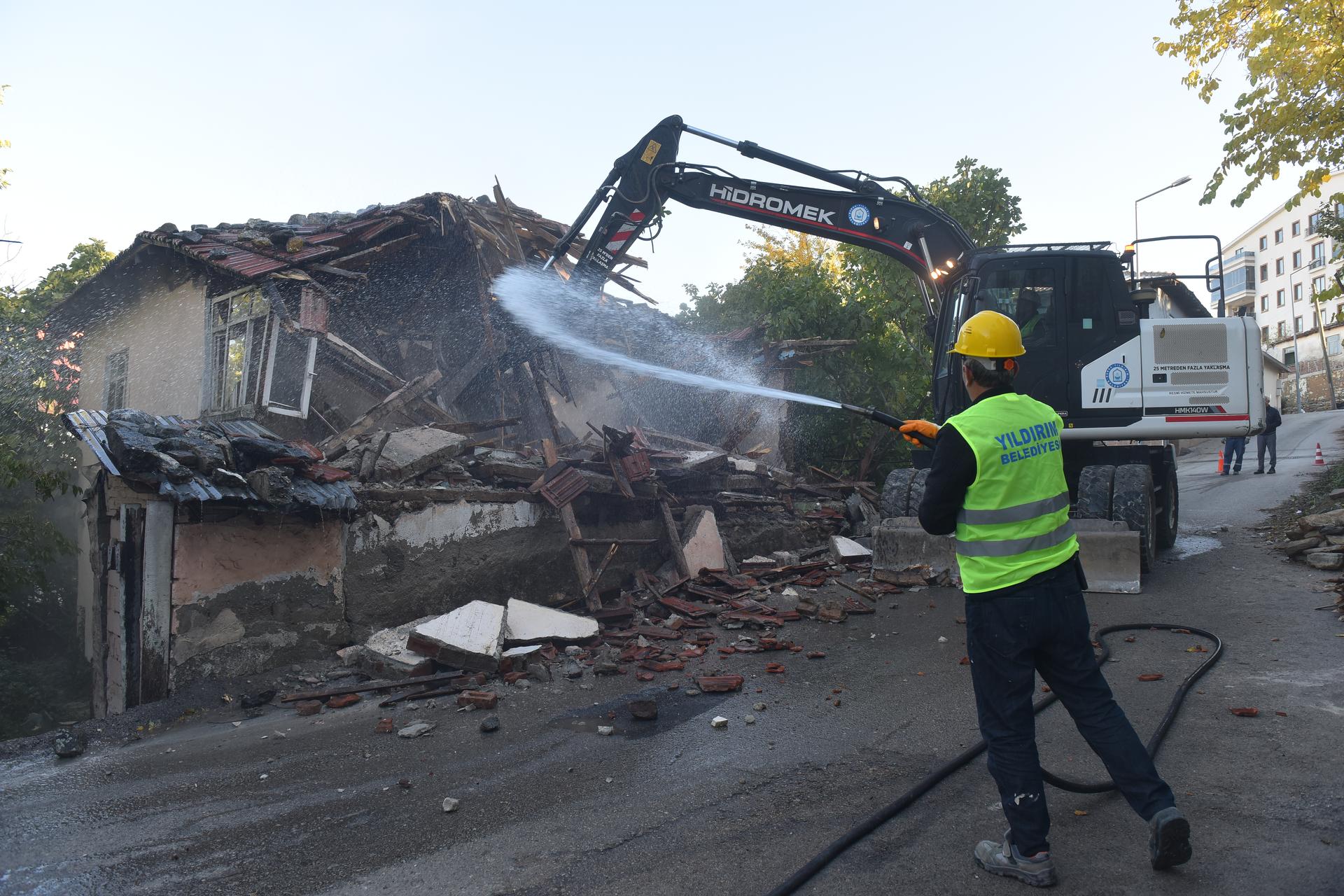 YILDIRIM’DA METRUK BİNA TEMİZLİĞİ SÜRÜYOR