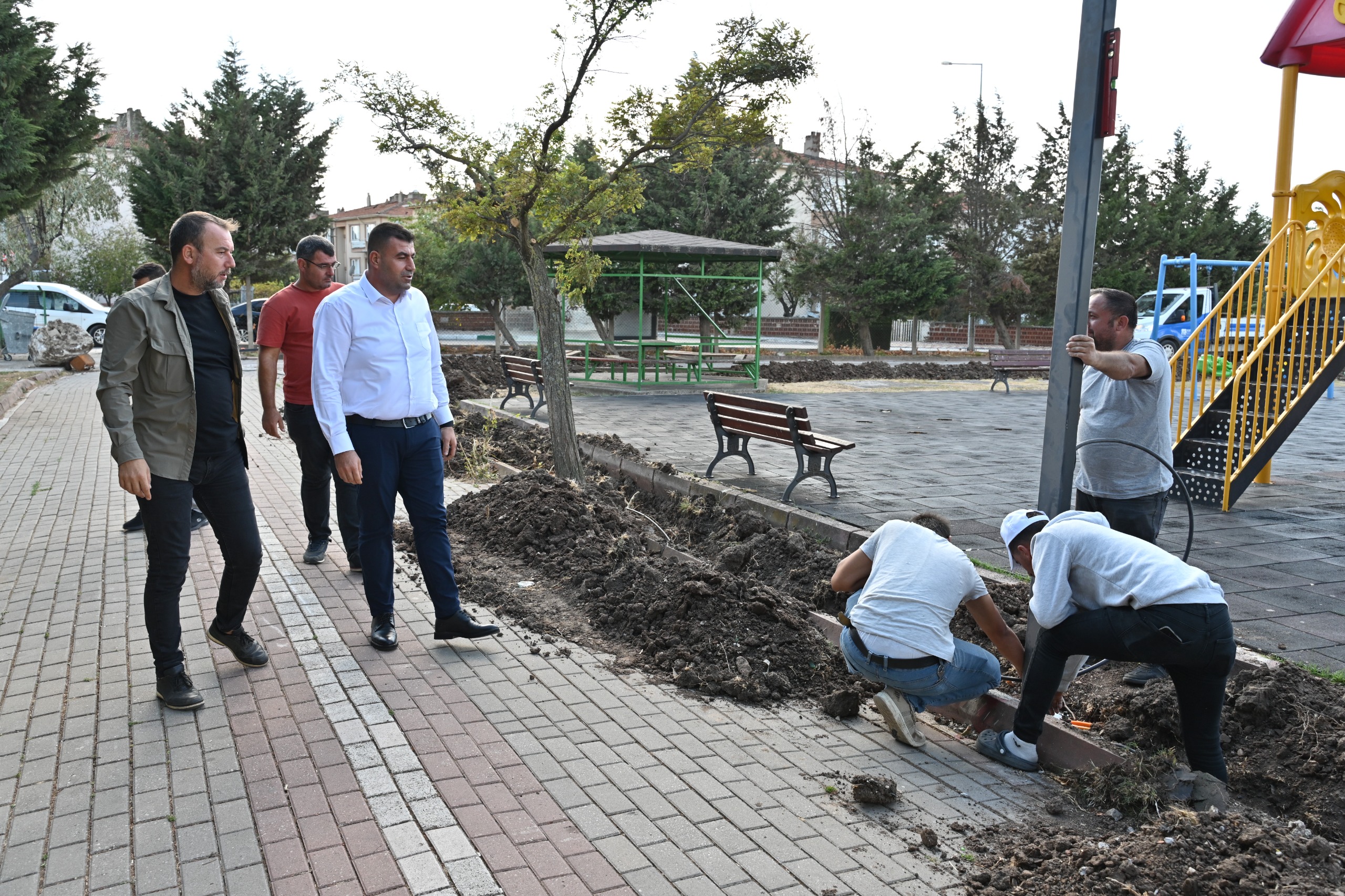 Karacabey Belediyesi ‘Çamlık’ Parkı’nı aydınlatılıyor
