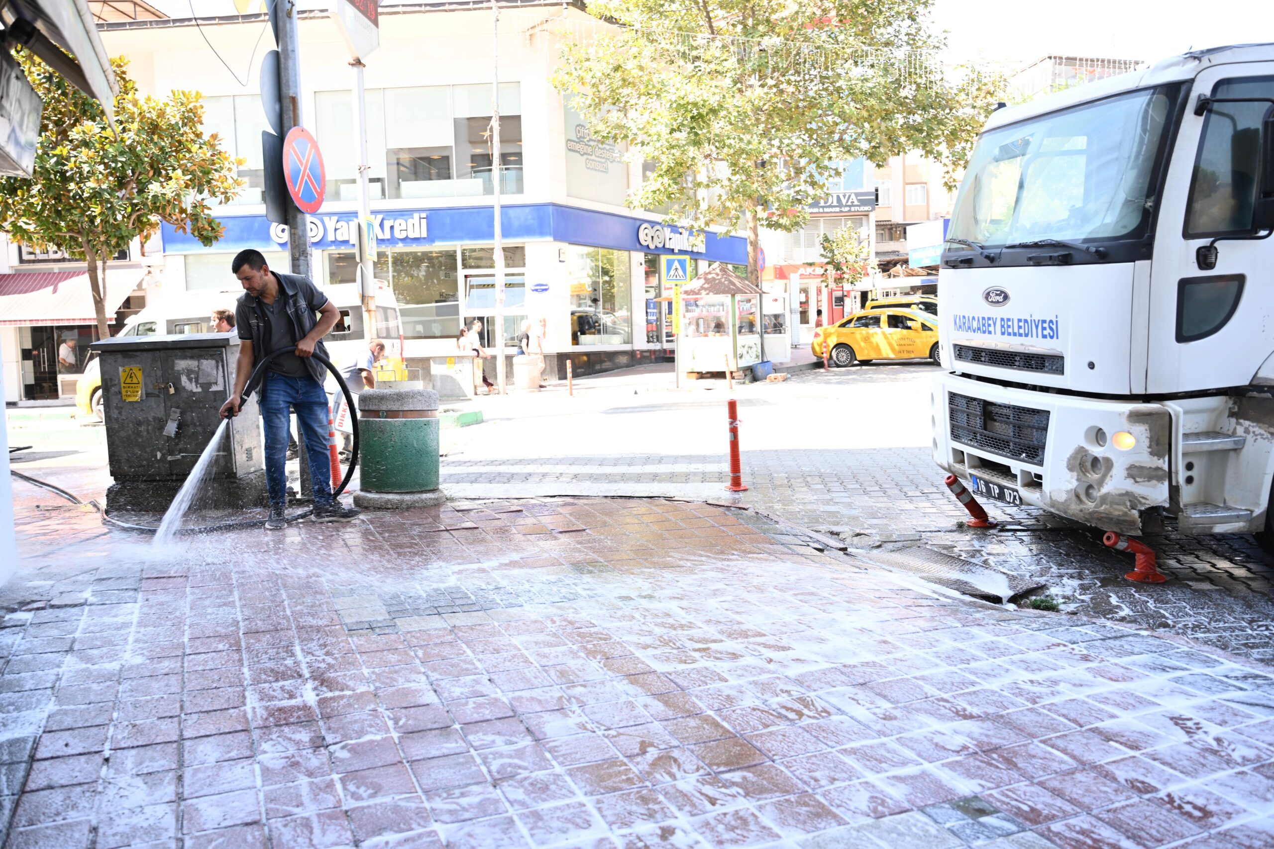 Karacabey Belediyesi’nden ana arterlerde yoğun temizlik mesaisi