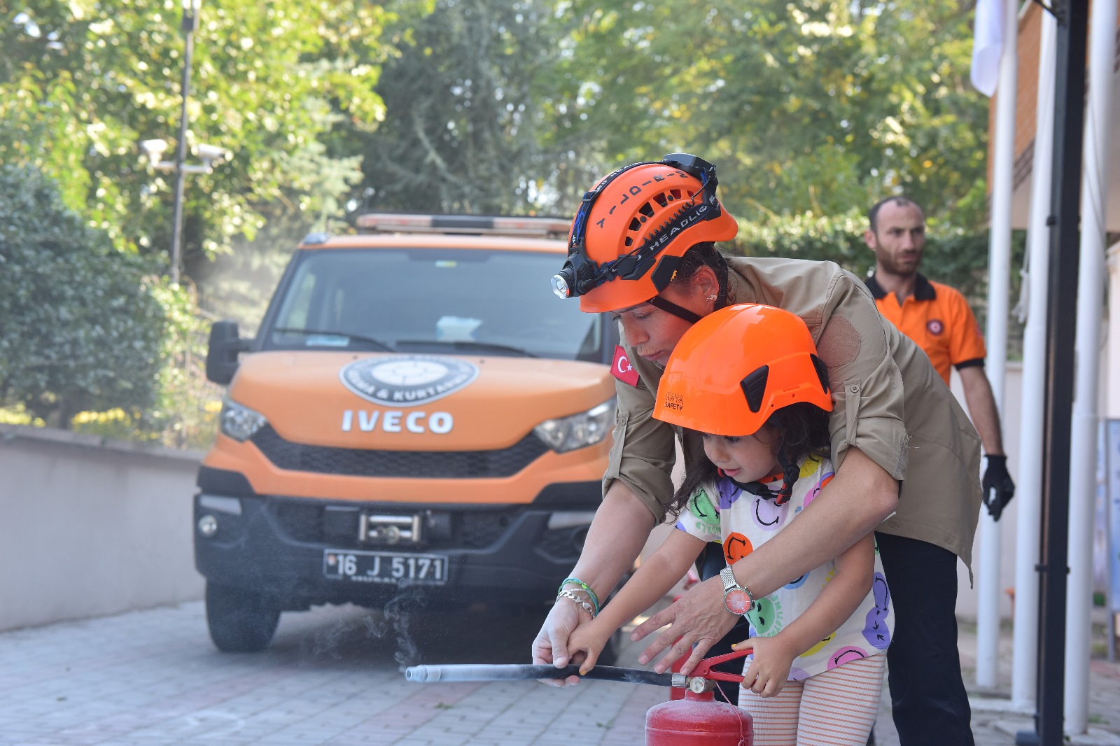 MİNİK İTFAİYECİLER GÖZ KAMAŞTIRDI