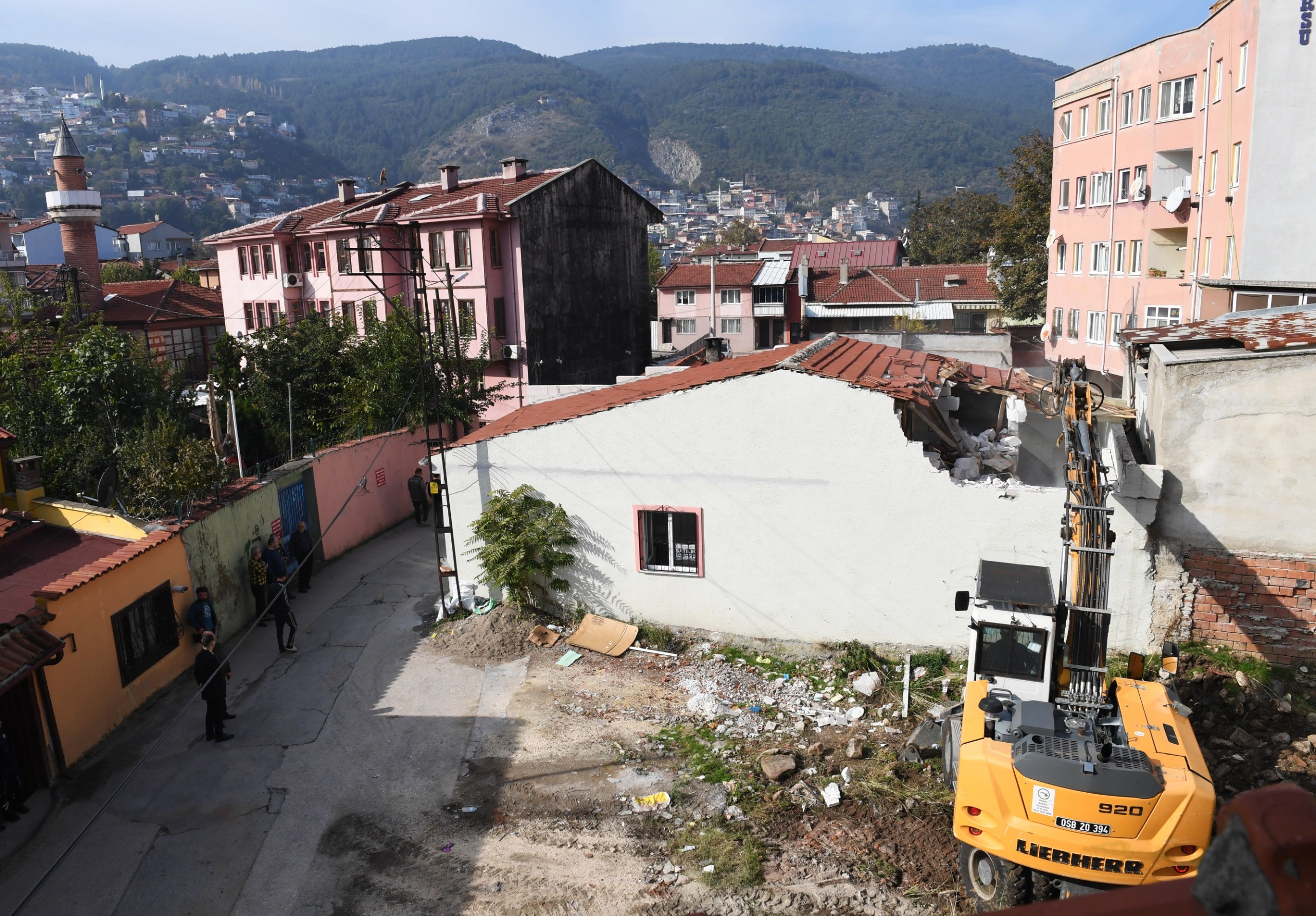 Osmangazi Belediyesi’nden tarihi koruyan yıkım