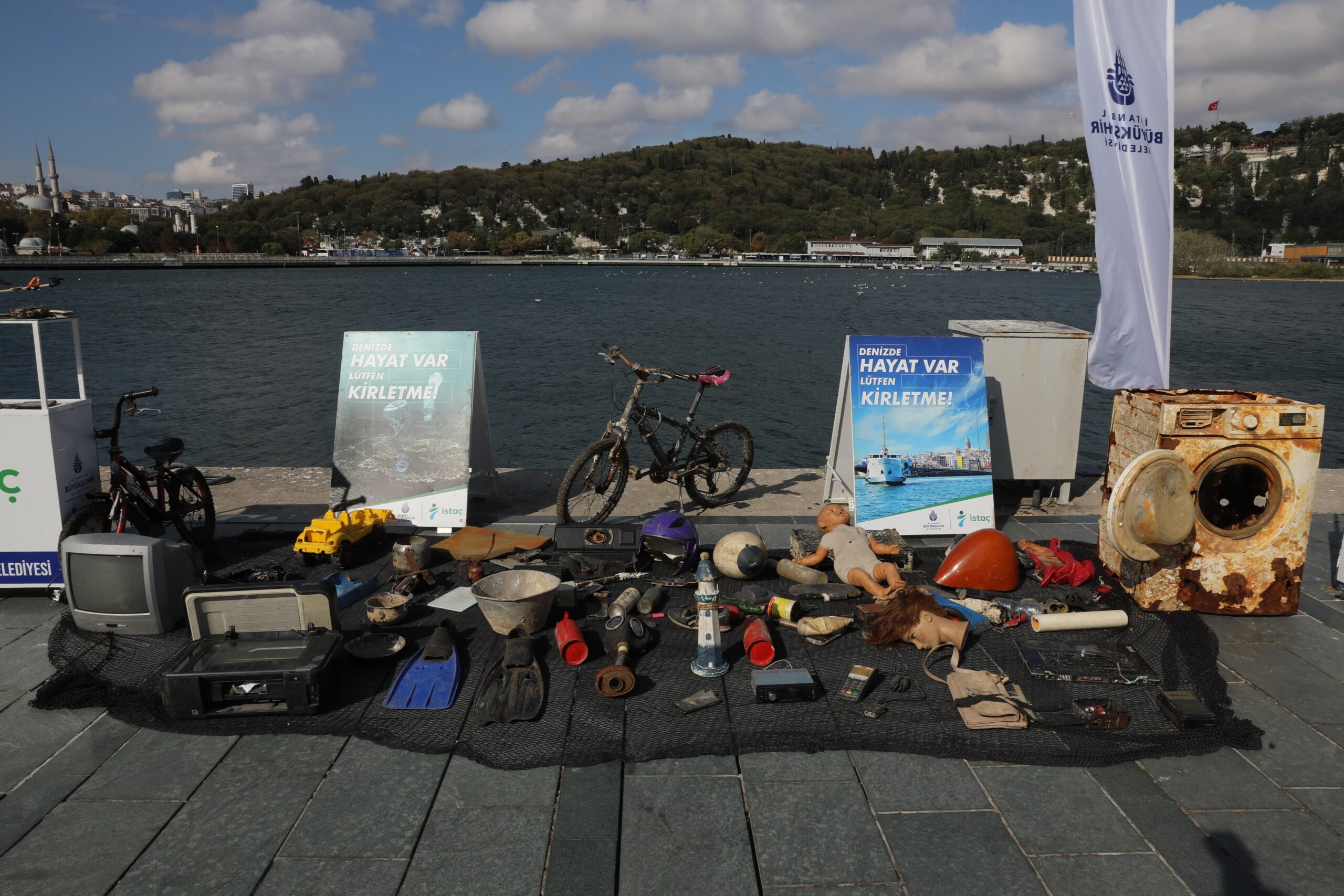 Denizden çıkan atıklar Marmara Forum’da sergilendi