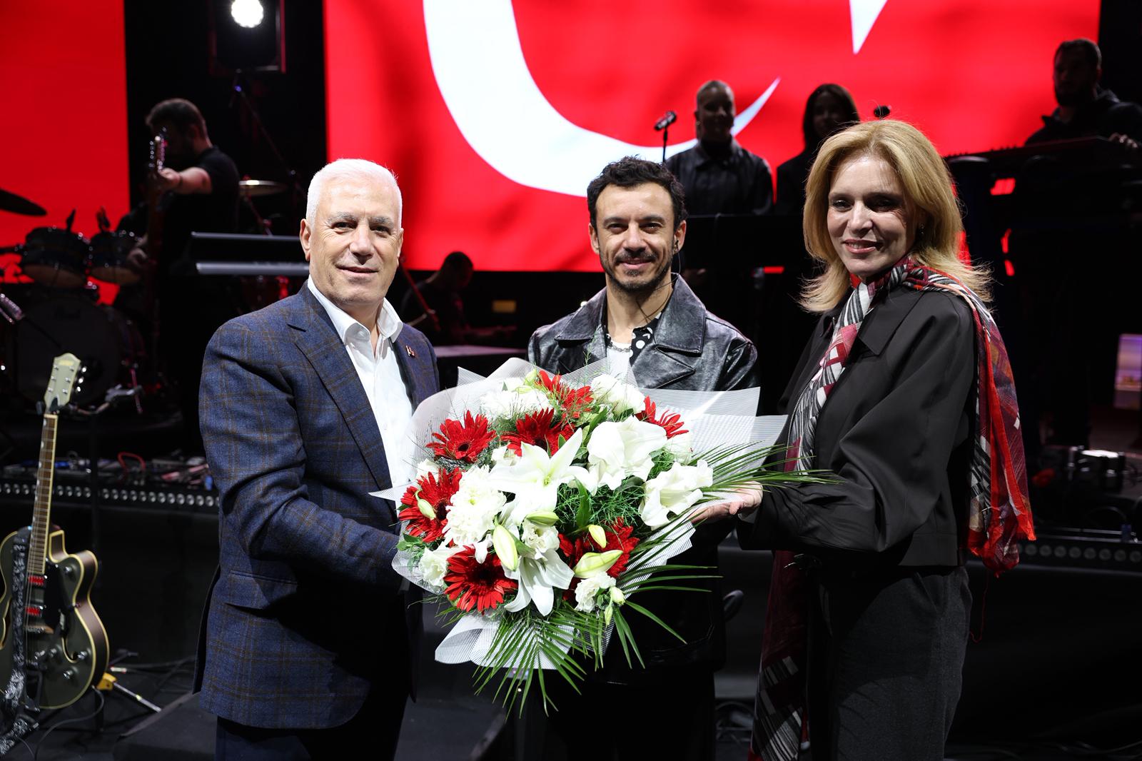 Bursa'da Buray'la 'Cumhuriyet' coşkusu