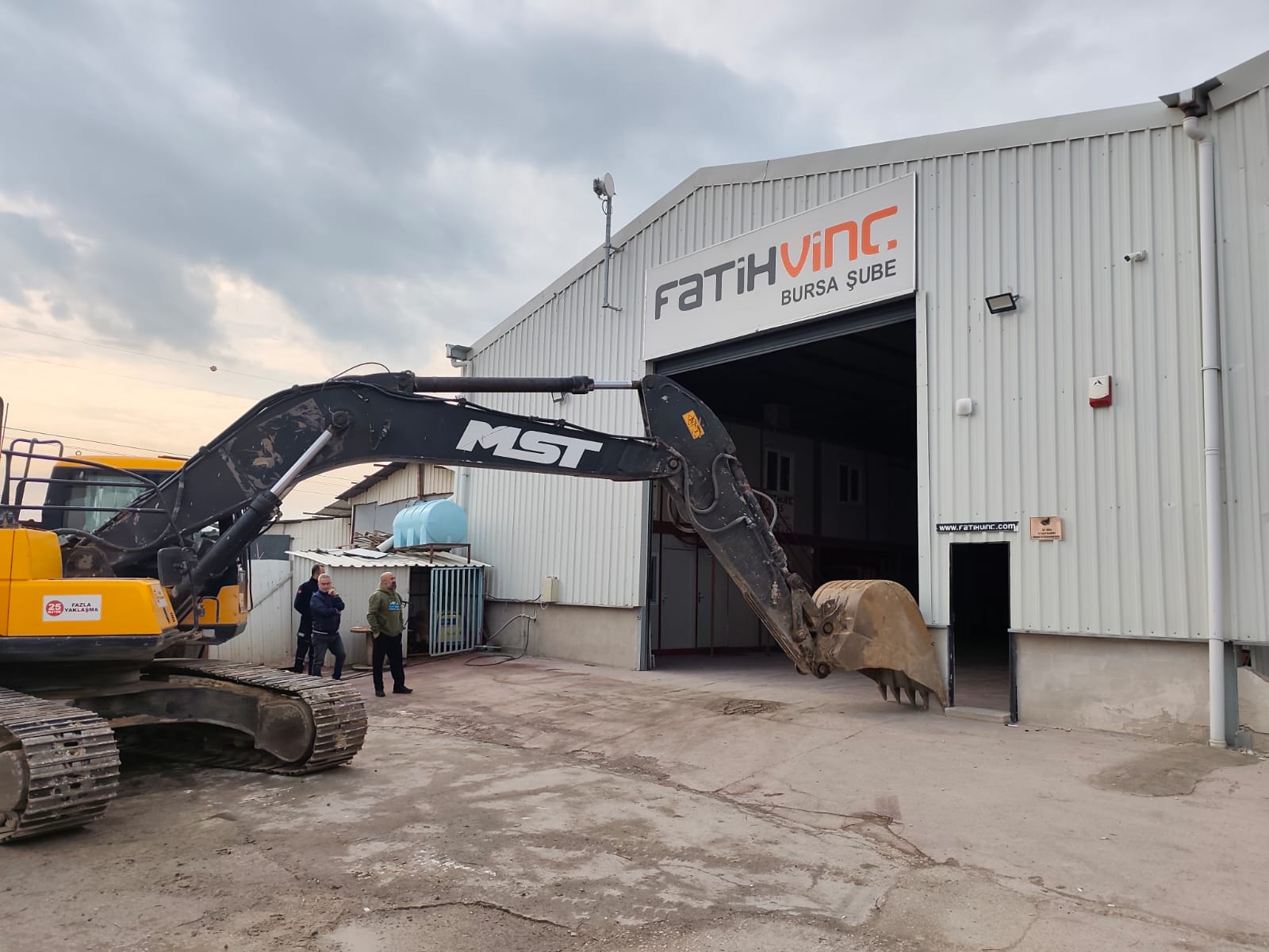 Ürünlü’de iki kaçak yapı yıkıldı