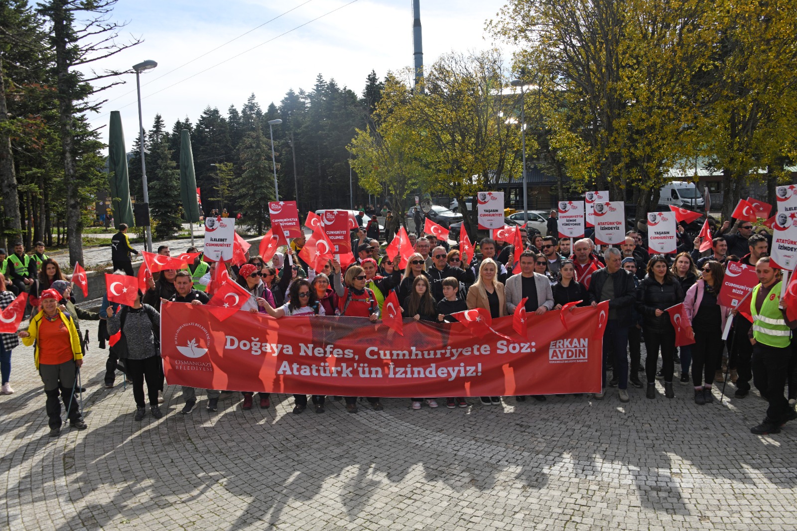 Uludağ’da yüzlerce kişi Cumhuriyetin izinde yürüdü