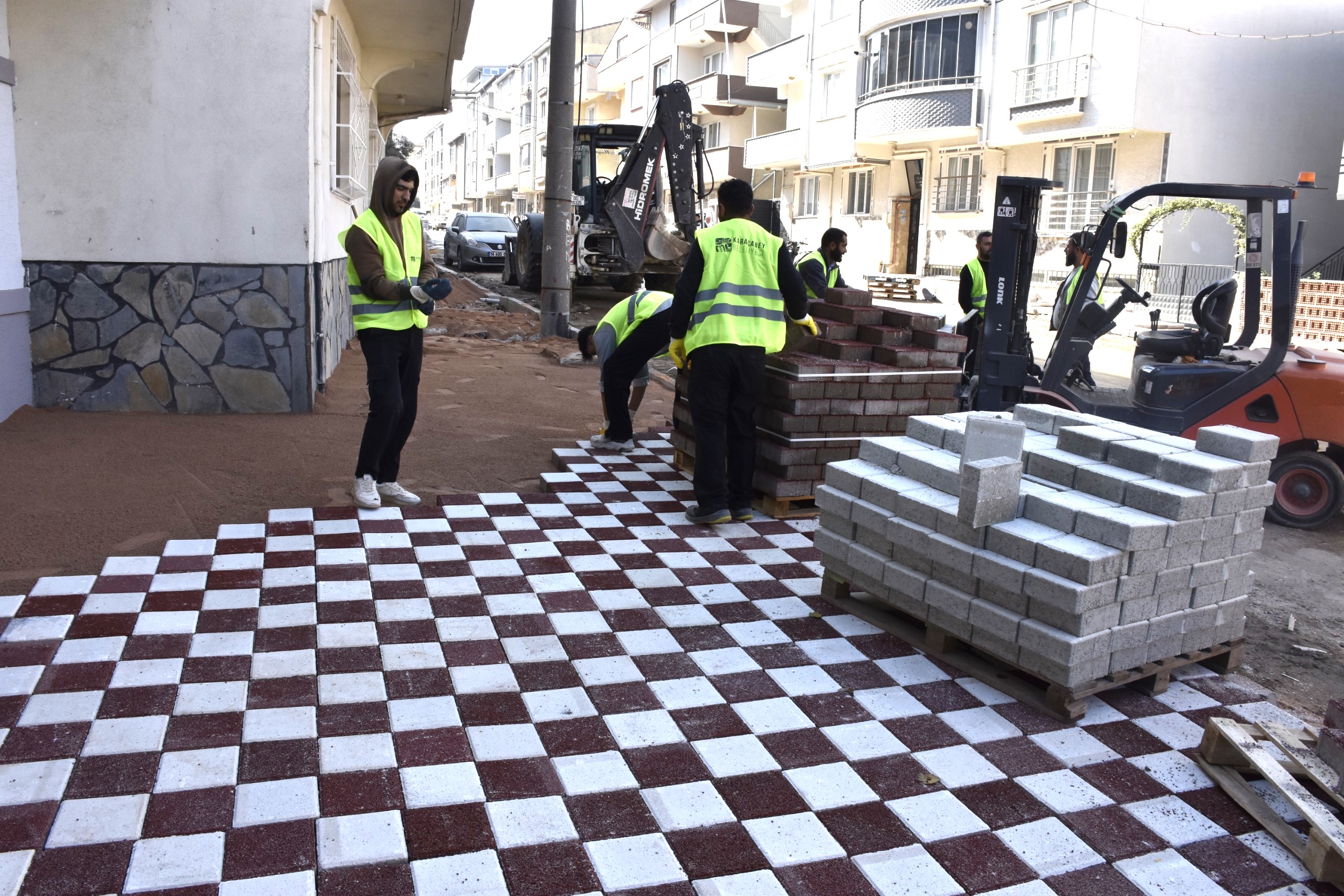 Başkan Karabatı Emirsultan’daki çalışmaları yerinde inceledi