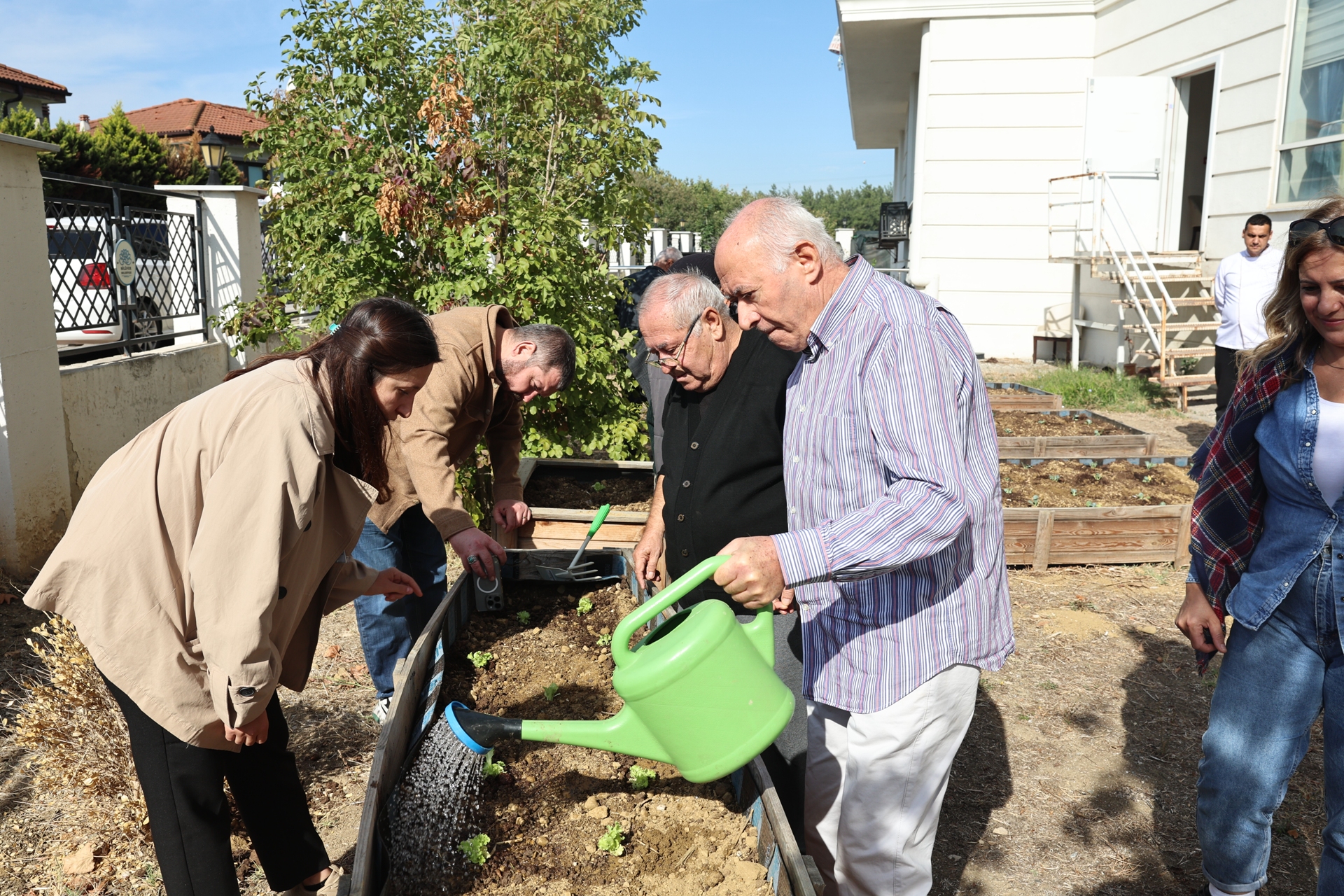Nilüfer’de yaşlıların ellerinden toprağa can suyu
