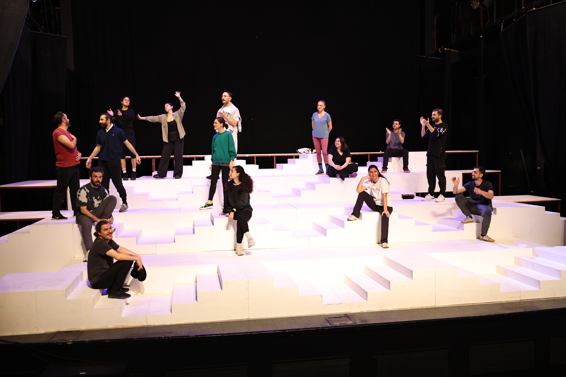 Nilüfer Kent Tiyatrosu iftiharla sunar: “Lüküs Hayat”