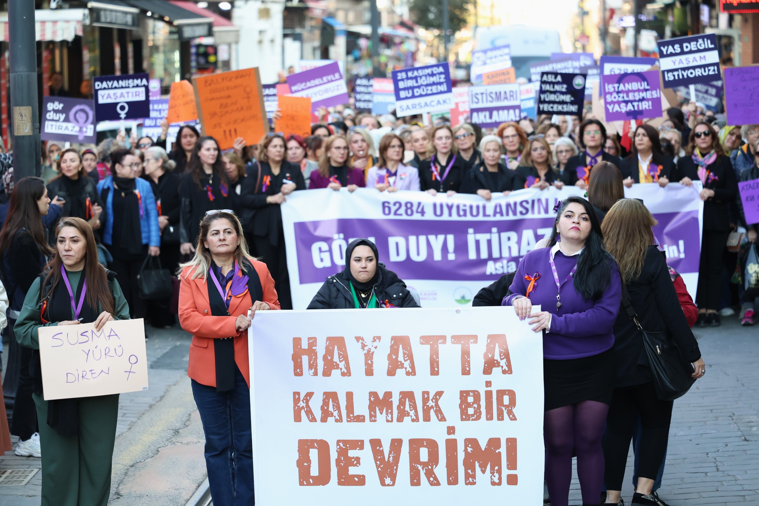 Bursa’da Binlerce Kadın Şiddetsiz Bir Yaşam, Adalet ve Eşitlik İçin Yürüdü