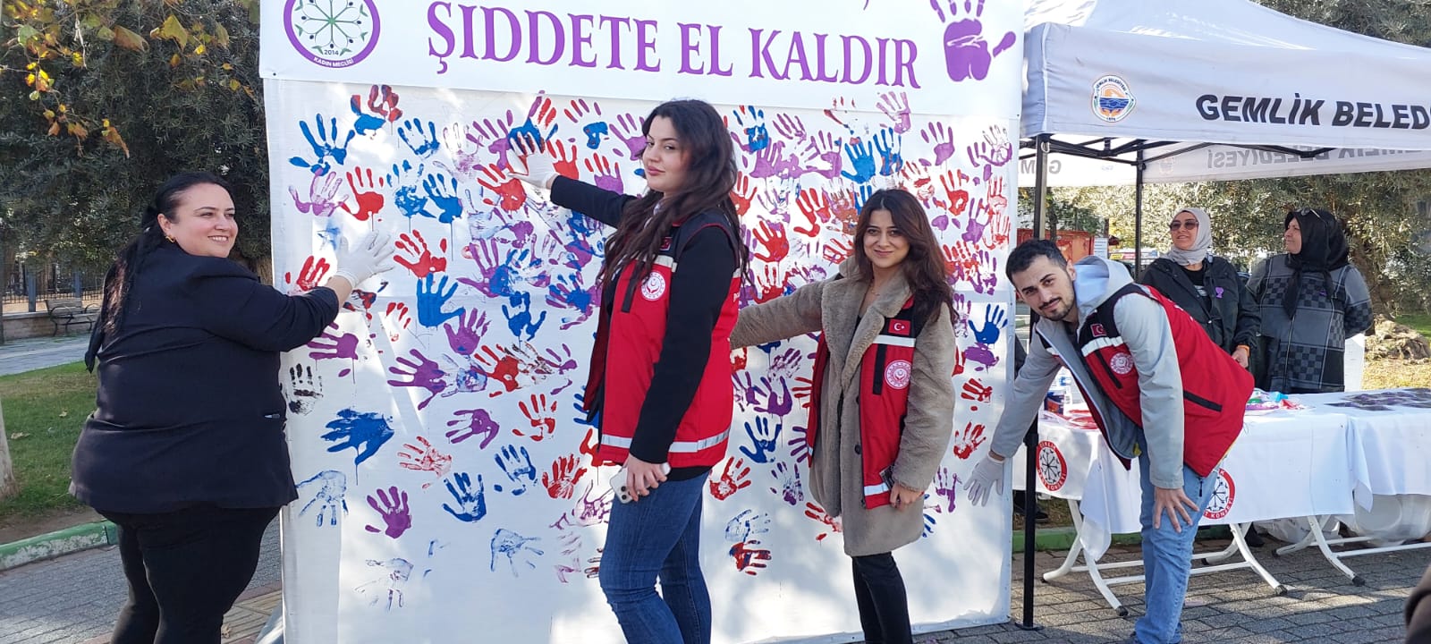 GEMLİK KENT KONSEYİ KADIN MECLİSİNDEN 25 KASIM FARKINDALIK ETKİNLİĞİ