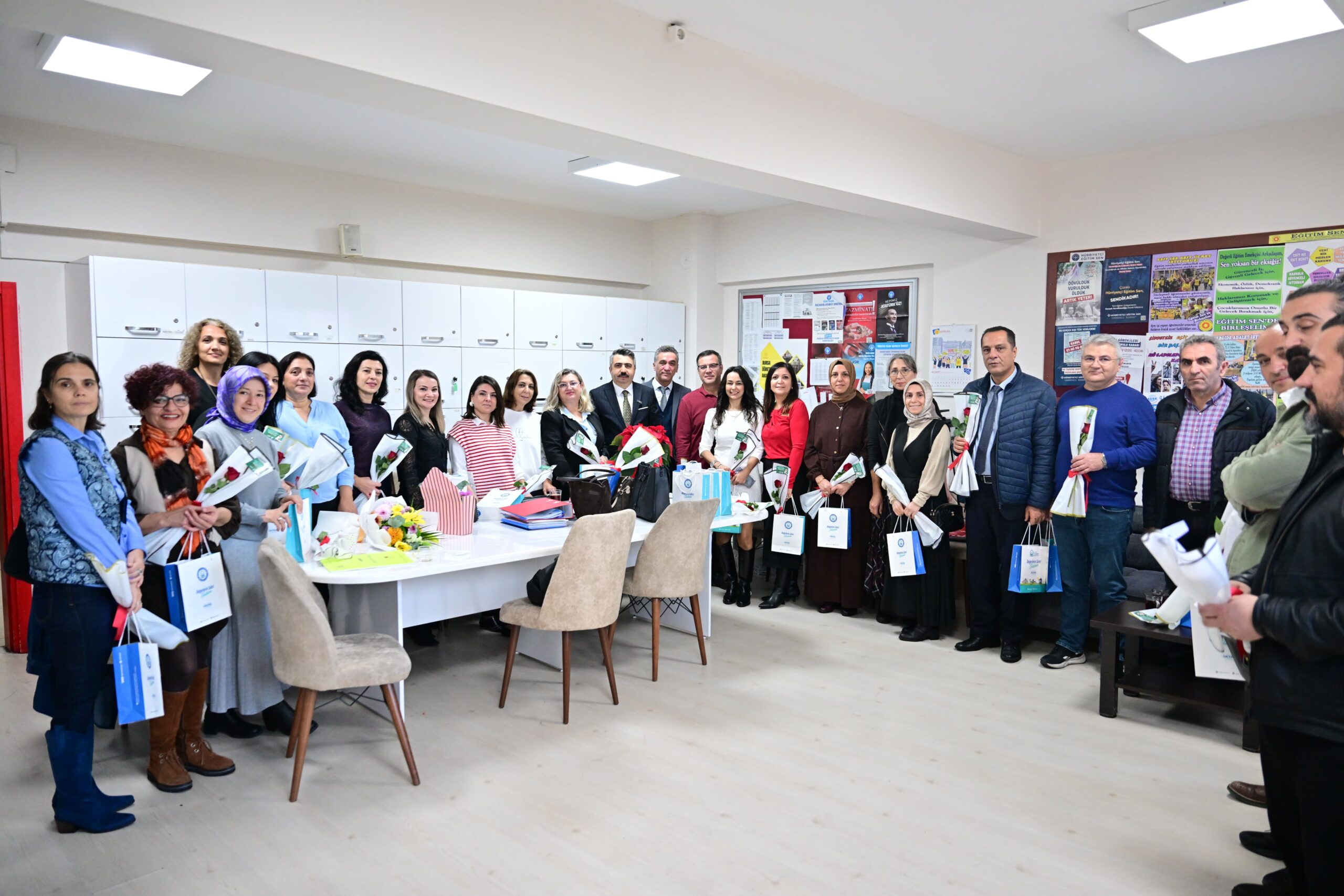 ‘ÖĞRETMENLER BİZİM KAHRAMANIMIZDIR’