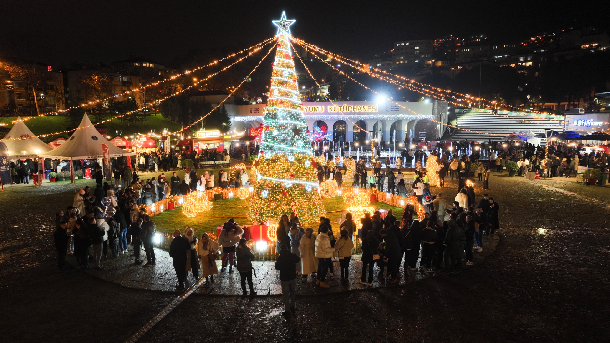 Yeni yıl coşkusu, ‘Bursa Yeni Yıl Meydanı’nda yaşanıyor