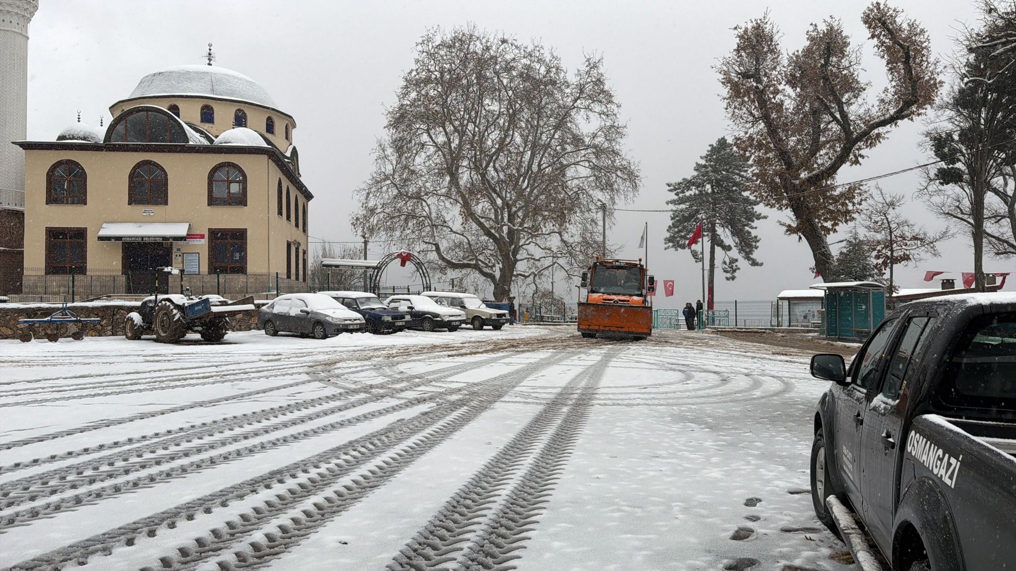 Osmangazi Belediyesi Ekiplerinden Karla Mücadelede Hızlı Müdahale
