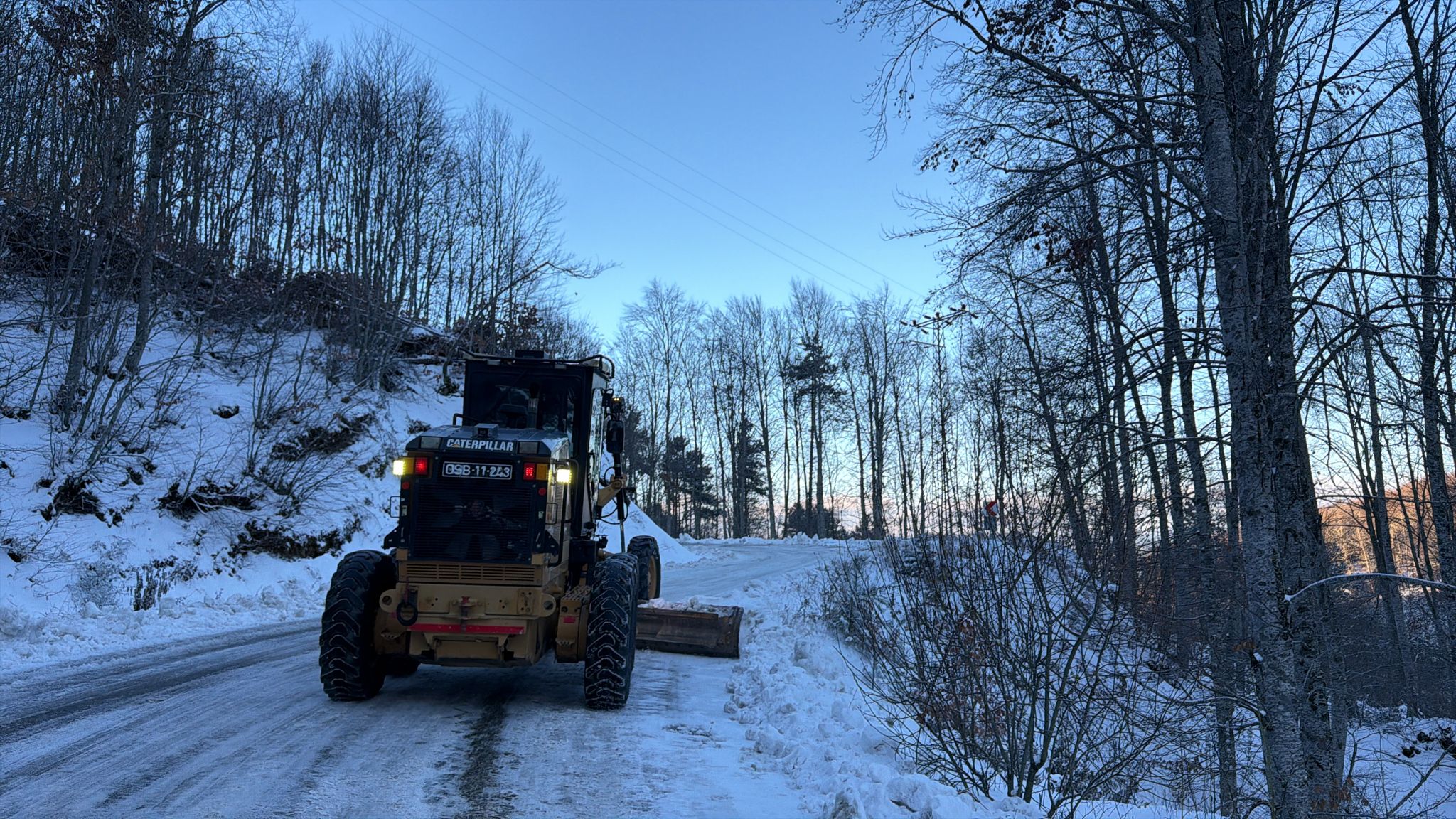 Osmangazi Belediyesi’nden Yol Genişletme ve Tuzlama Çalışması