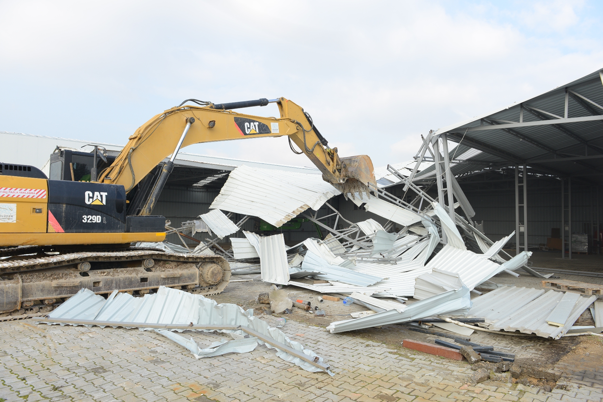 Nilüfer’de 2 kaçak yapı yıkıldı